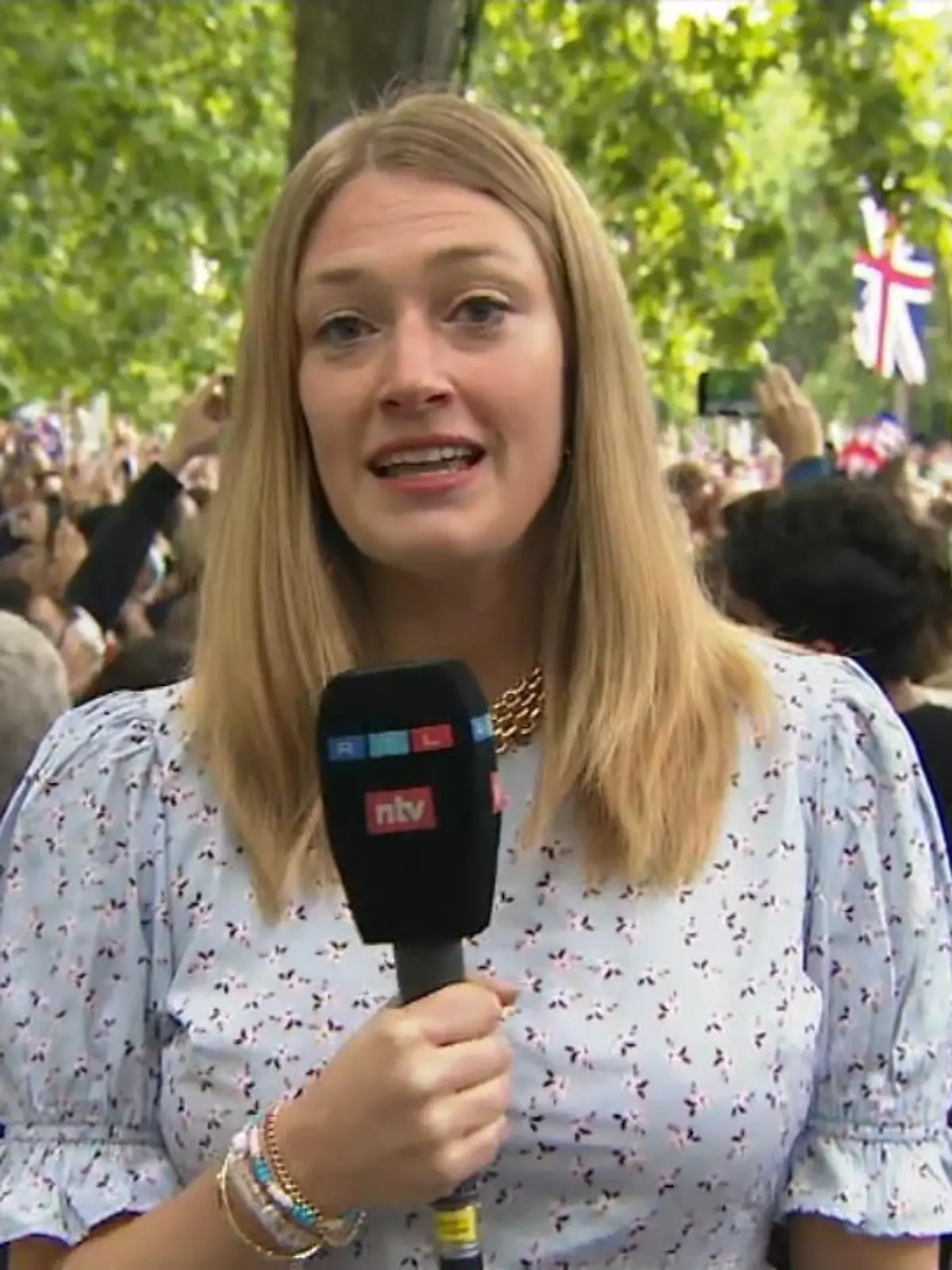 Katharina Delling live vor Ort beim Queen-Jubiläum.
