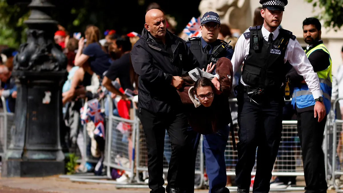 Police officers detain a protester who tried to disrupt the ceremony during the Queen's Platinum Jubilee celebrations on The Mall, in London, Britain June 2, 2022. REUTERS/John Sibley