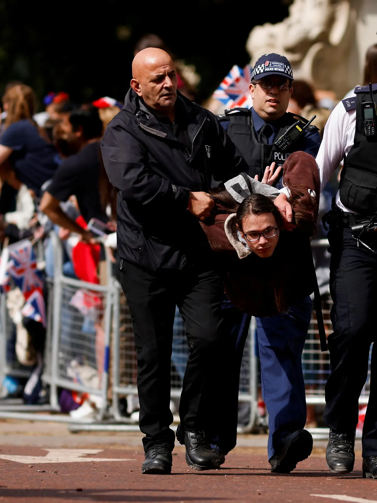 Police officers detain a protester who tried to disrupt the ceremony during the Queen's Platinum Jubilee celebrations on The Mall, in London, Britain June 2, 2022. REUTERS/John Sibley
