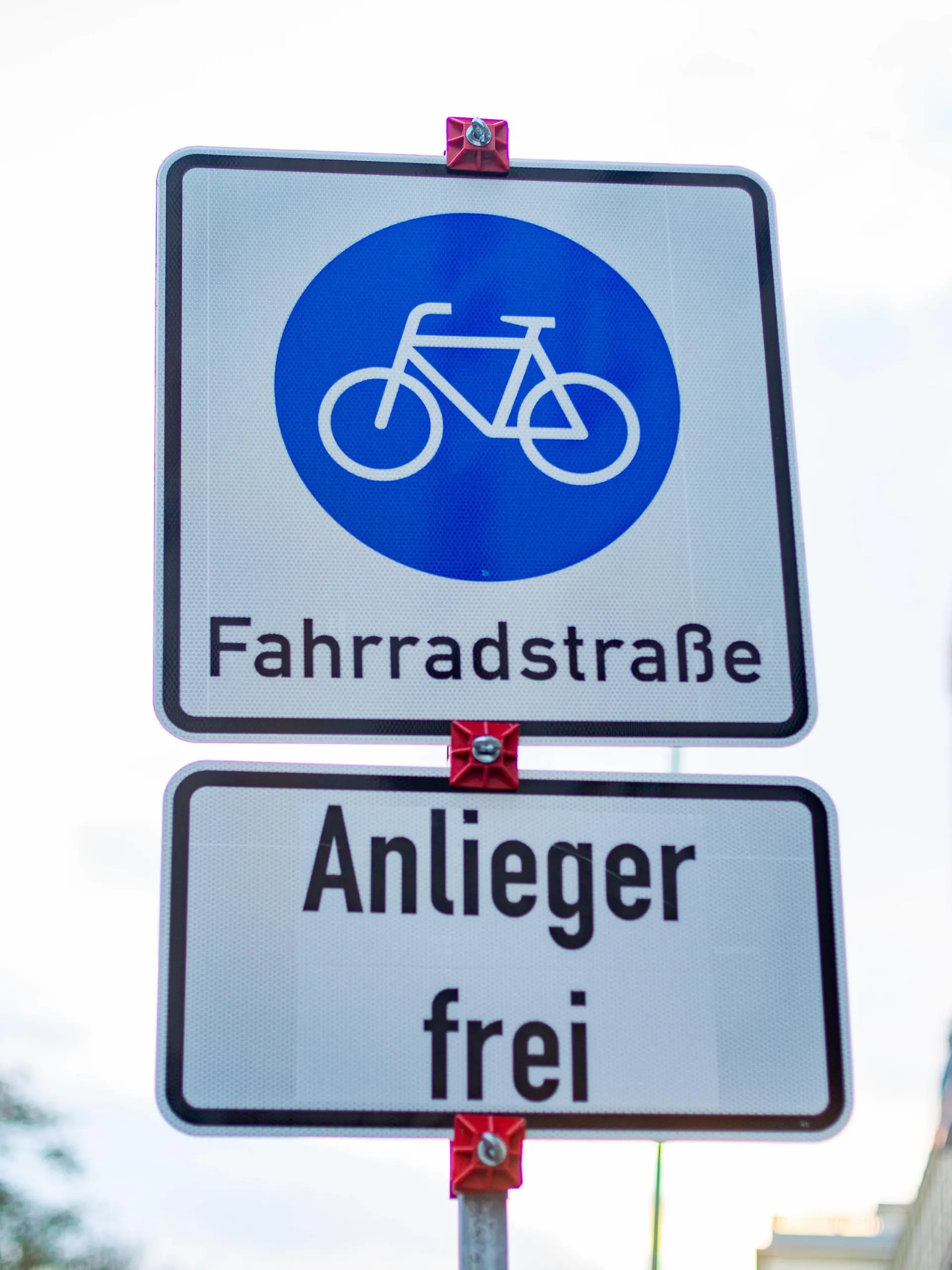 Neue Fahrradstraße in Friedrichshain, Eine Fahrradstraße von der Palisadenstraße Weidenweg zur Rigaer Straße wurde eingerichtet. Berlin Friedrichshain Berlin Deutschland *** New bicycle road in Friedrichshain, A bicycle road from Palisadenstraße Weidenweg to Rigaer Straße was established Berlin Friedrichshain Berlin Germany 