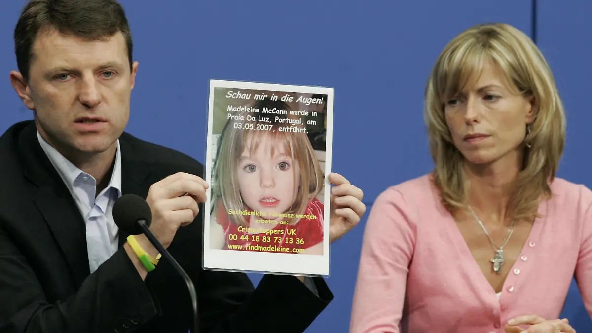 ARCHIV - 06.06.2007, Berlin: Kate und Gerry McCann zeigen während einer Pressekonferenz ein Bild ihrer verschwundenen Tochter Madeleine (Maddie). Am 3. Mai 2007 verschwand die damals Dreijährige aus Großbritannien aus einem Ferienappartement im portugiesischen Praia da Luz. Seitdem wird dieser mysteriöse Fall bis in die kleinsten Details begleitet, steht immer wieder im Rampenlicht und produziert weltweit Schlagzeilen. (zu dpa: «Die Hoffnung bleibt - 15 Jahre nach Maddies Verschwinden»  - Wiederholung vom 28.04.2022) Foto: Soeren Stache/dpa-Zentralbild/dpa +++ dpa-Bildfunk +++