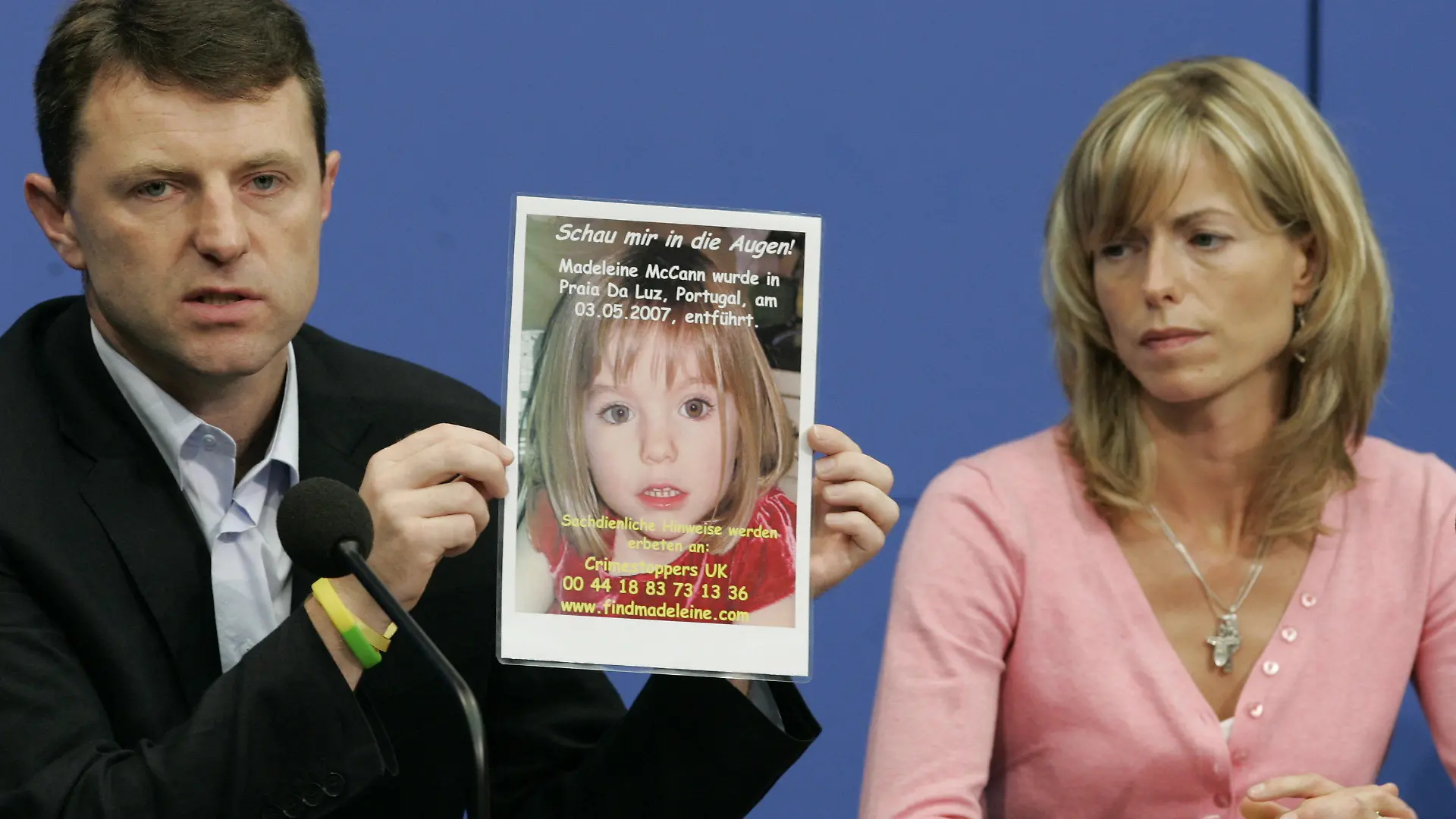 ARCHIV - 06.06.2007, Berlin: Kate und Gerry McCann zeigen während einer Pressekonferenz ein Bild ihrer verschwundenen Tochter Madeleine (Maddie). Am 3. Mai 2007 verschwand die damals Dreijährige aus Großbritannien aus einem Ferienappartement im portugiesischen Praia da Luz. Seitdem wird dieser mysteriöse Fall bis in die kleinsten Details begleitet, steht immer wieder im Rampenlicht und produziert weltweit Schlagzeilen. (zu dpa: «Die Hoffnung bleibt - 15 Jahre nach Maddies Verschwinden»  - Wiederholung vom 28.04.2022) Foto: Soeren Stache/dpa-Zentralbild/dpa +++ dpa-Bildfunk +++