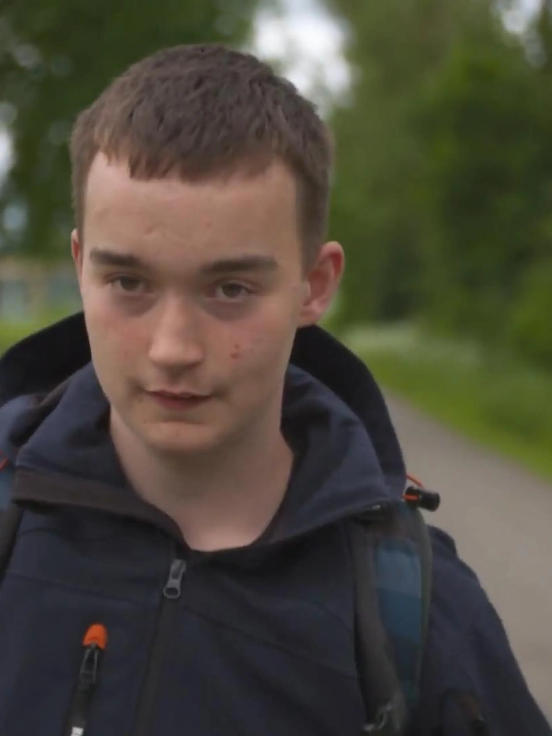 Es sind quälende Stunden der Ungewissheit für Nadine Stepan aus dem hessischen Malsfeld. Eigentlich wird ihr Sohn Christoph jeden Tag um 13.30 Uhr von einem Fahrdienst nach Hause gebracht, denn der 15-Jährige hat eine geistige Behinderung. Doch an einem Montag im April wartet Nadine vergeblich auf die Rückkehr ihres Sohnes. Stunden später dann die Erleichterung: Nadine kann ihren Sohn wieder in die Arme schließen, doch der 15-Jährige ist in einem desolaten Zustand. Der Fahrer hat ihn einfach an einem Feld ausgesetzt – 15 Kilometer von Christophs Zuhause entfernt! Wie das Fahrdienst-Unternehmen den Vorfall entschuldigt – im Video!