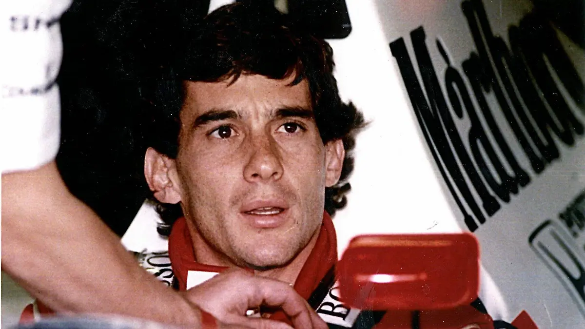 ARCHIV - Das undatierte Archivbild zeigt den brasilianischen Formel 1-Pilot Ayrton Senna. Im Mai 1994 beim Großen Preis von San Marino in Imola verunglückte Senna tödlich. Foto: EPA (zu dpa-Meldung: «Vettel zu Senna-Todestag: Formel 1 «noch immer nicht sicher»» vom 28.04.2014) +++(c) dpa - Bildfunk+++