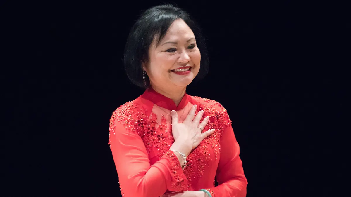 ARCHIV - 11.02.2019, Sachsen, Dresden: Die Vietnamesin Kim Phuc Phan Thi reagiert nach der Verleihung des 10. Internationalen Friedenspreis in der Semperoper. Sie wurde 1972 durch ein Kriegsfoto als das "Napalm-Mädchen" bekannt. Es ist eine der denkwürdigsten Aufnahmen des 20. Jahrhunderts: Nick Ut drückt auf den Auslöser, als ein vietnamesisches Dorf mit Napalm angegriffen wird. Warum bewegt das Foto der Neunjährigen bis heute? (zu dpa "Ikone der Fotografie und des Friedens: 50 Jahre «Napalm-Mädchen») Foto: Sebastian Kahnert/dpa-Zentralbild/dpa +++ dpa-Bildfunk +++