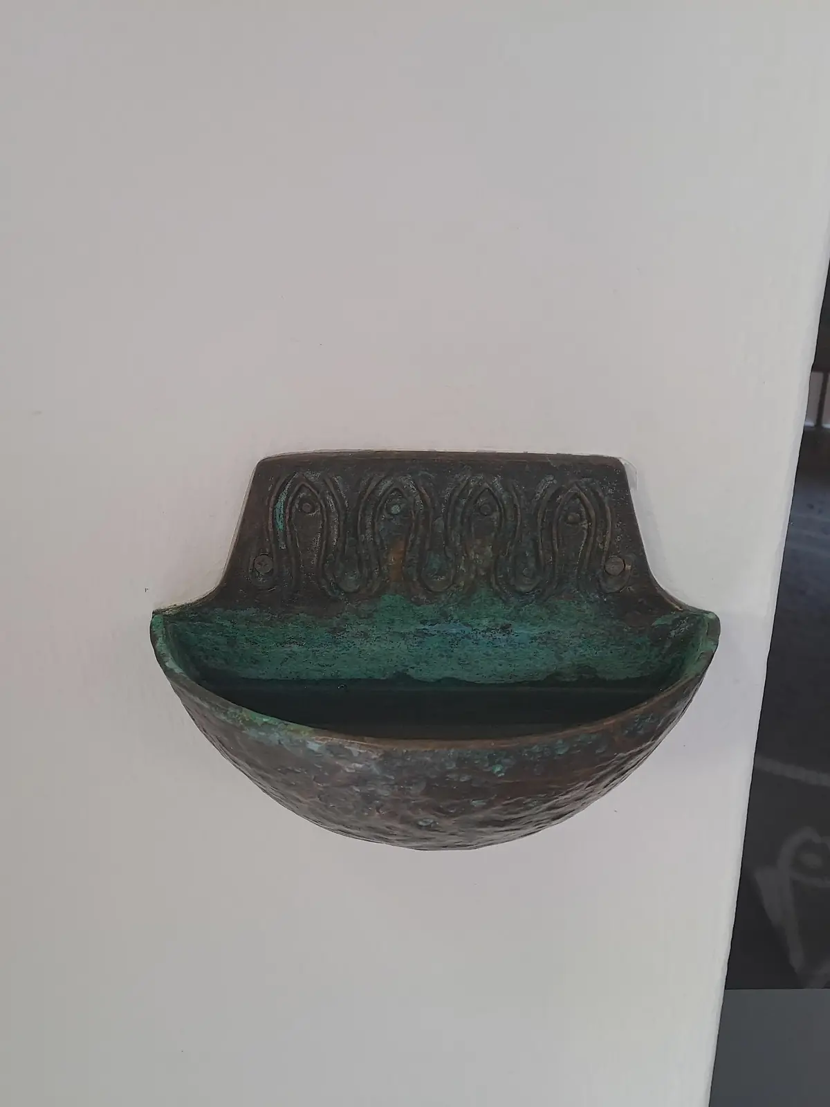 Unbekannte pinkelten mehrfach in das Weihwasserbeskcen der St. Joseph Kirche in Stadthagen.