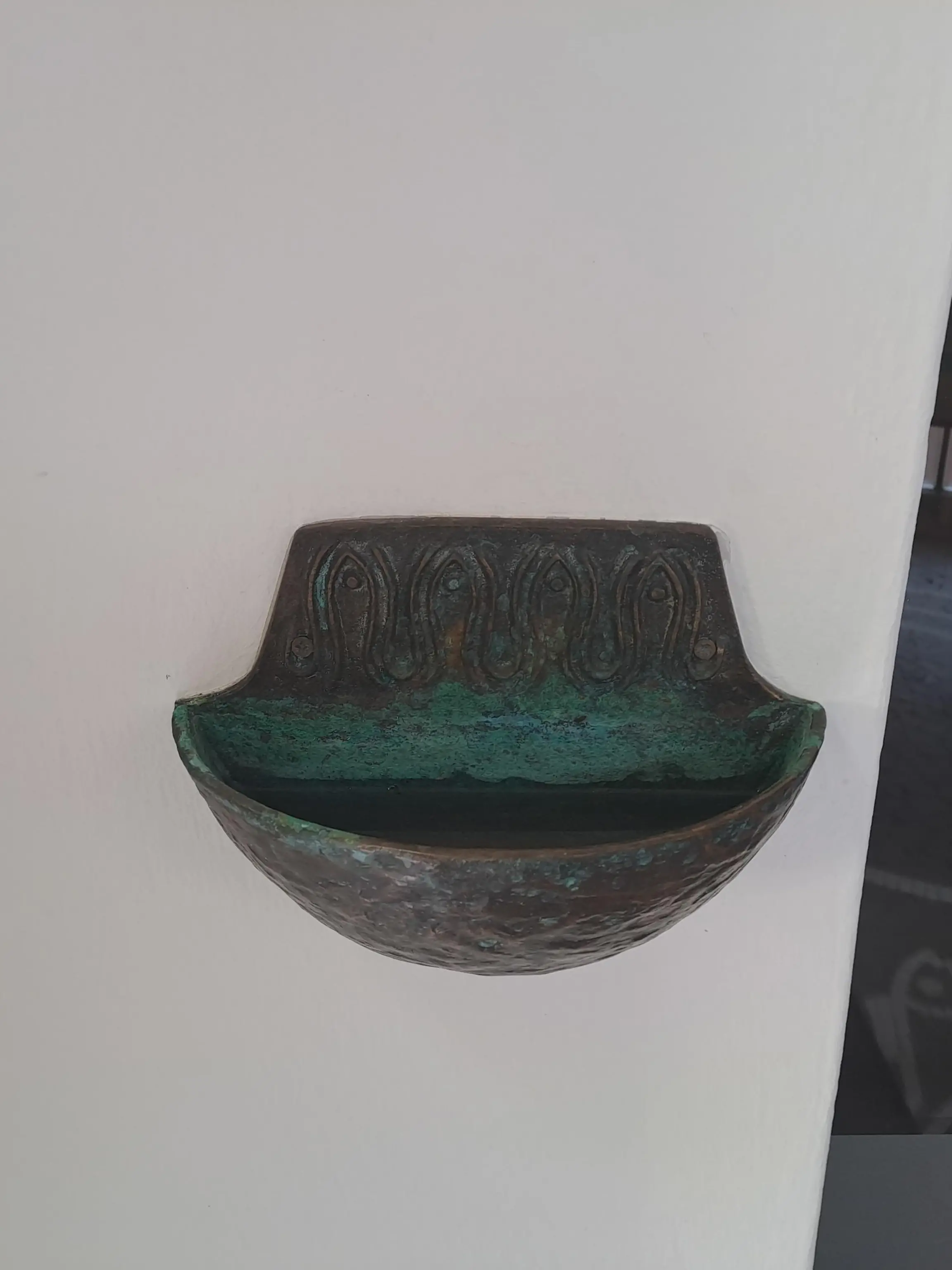 Unbekannte pinkelten mehrfach in das Weihwasserbeskcen der St. Joseph Kirche in Stadthagen.