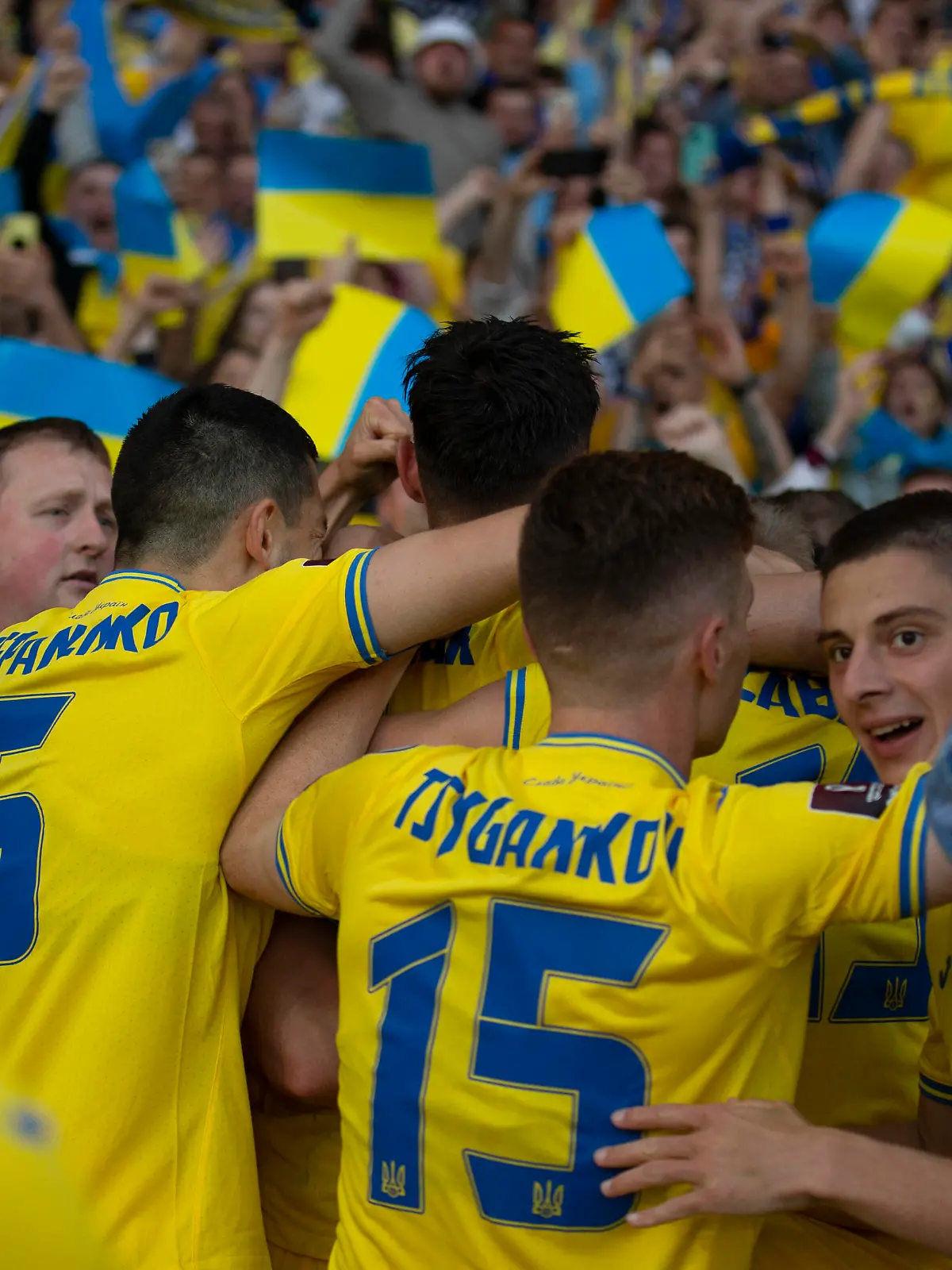  1st June 2022 Hampden Park, Glasgow, Scotland: FIFA World Cup, WM, Weltmeisterschaft, Fussball 2022 qualification football, Scotland versus Ukraine: Roman Yaremchuk of Ukraine is congratulated after scoring for 2-0 PUBLICATIONxNOTxINxUK ActionPlus12395681 DavidxYoung