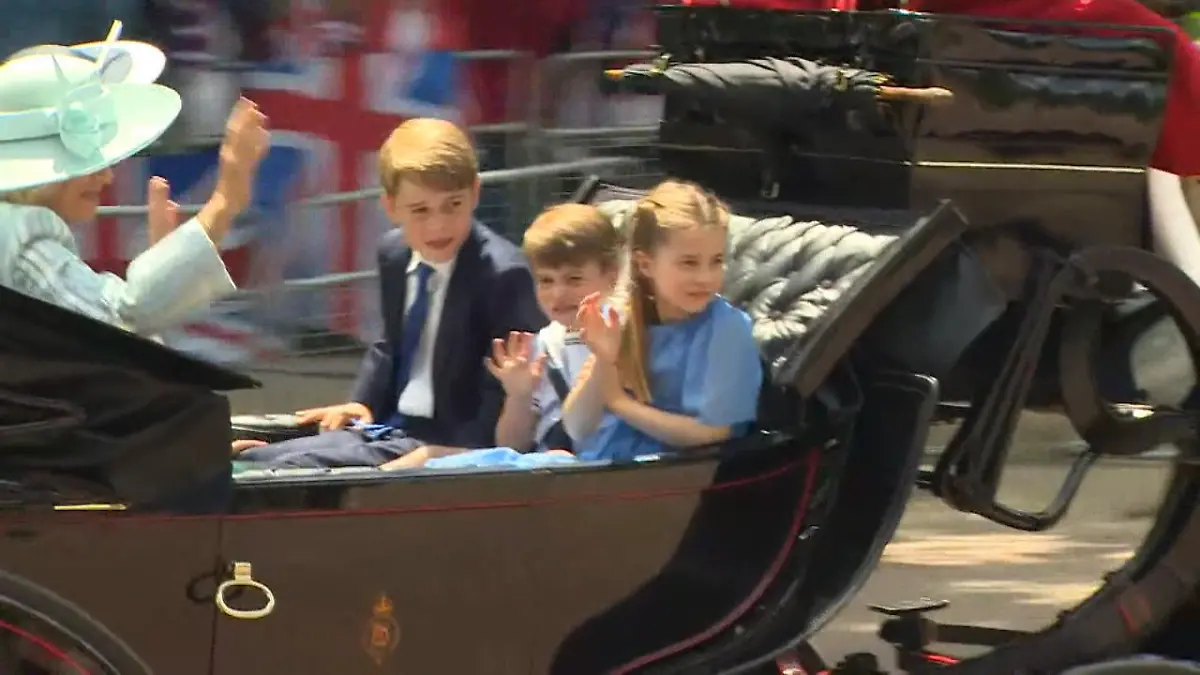 Die royalen Kids sind die Stars bei der Kutschfahrt George, Louis und Charlotte