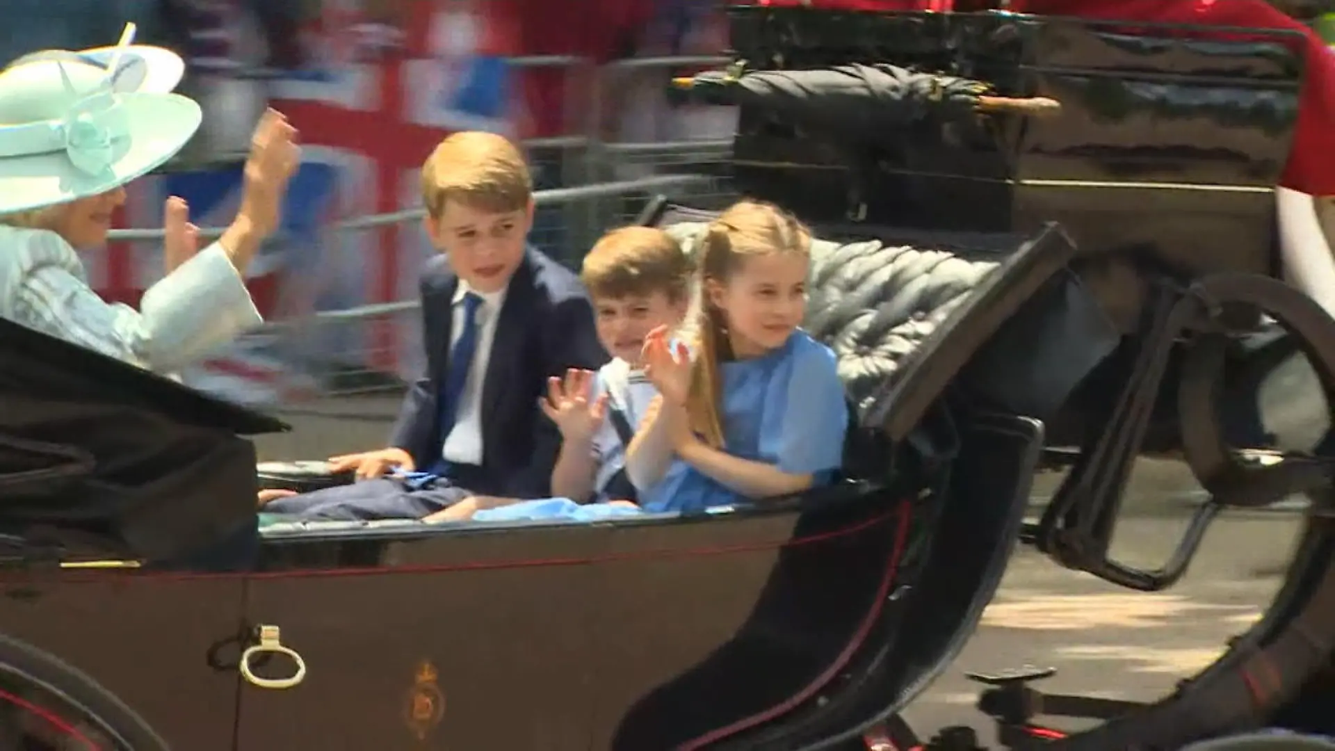 Die royalen Kids sind die Stars bei der Kutschfahrt George, Louis und Charlotte