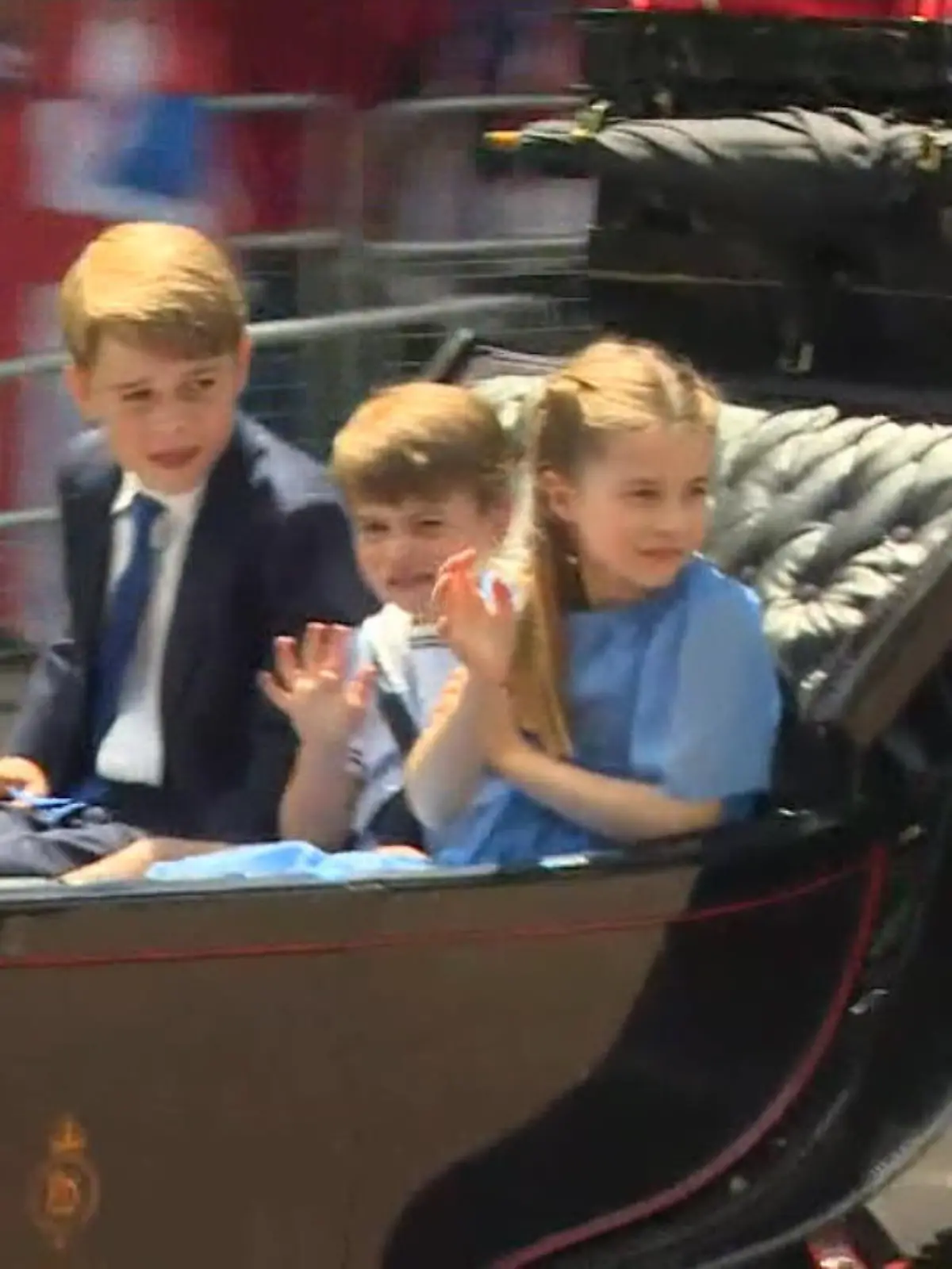 Bild zu: "Die royalen Kids sind die Stars bei der Kutschfahrt"
