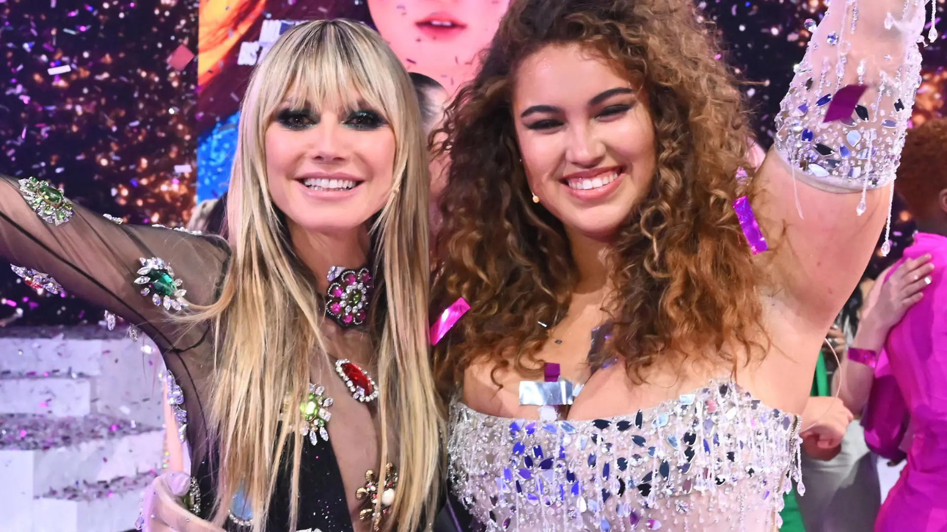 Titel: Germanys Next Topmodel - by Heidi Klum;
Staffel: 18;
Folge: Finale;
Person: Heidi Klum; Vivien;
Rechtehinweis: Germanys Next Topmodel - by Heidi Klum
(c) ProSieben/Claudius Pflug
ACHTUNG: Nur zur redaktionellen Verwendung im Zusammenhang mit der Berichterstattung über Format Germanys Next Topmodel - by Heidi Klum und mit vollständiger Urhebernennung Foto: ProSieben/Richard Hübner.
Nutzung der Bilder ist bis zum 31.Dezember.2023 Germanys Next Topmodel - by Heidi Klum 2022 gestattet
Das Foto darf nicht verändert und nur im vollen Ausschnitt verwendet werden. Keine Archivierung. Verbindung/Einfügen/Anfügen von Werbung nicht gestattet.
***Legal Notice: Germany's Next Topmodel - by Heidi Klum
(c) ProSieben/Claudius Pflug
ATTENTION: Only for editorial use in connection with reporting on the format "Germany's Next Topmodel - by Heidi Klum" and with full attribution Photo: ProSieben/Richard Hübner.
Use of the images is permitted until December 31, 2023 "Germany's Next Topmodel - by Heidi Klum" 2022
The photo may not be altered and may only be used in full. No archiving. Connection/insertion/attachment of advertising not allowed.***
/ 150623