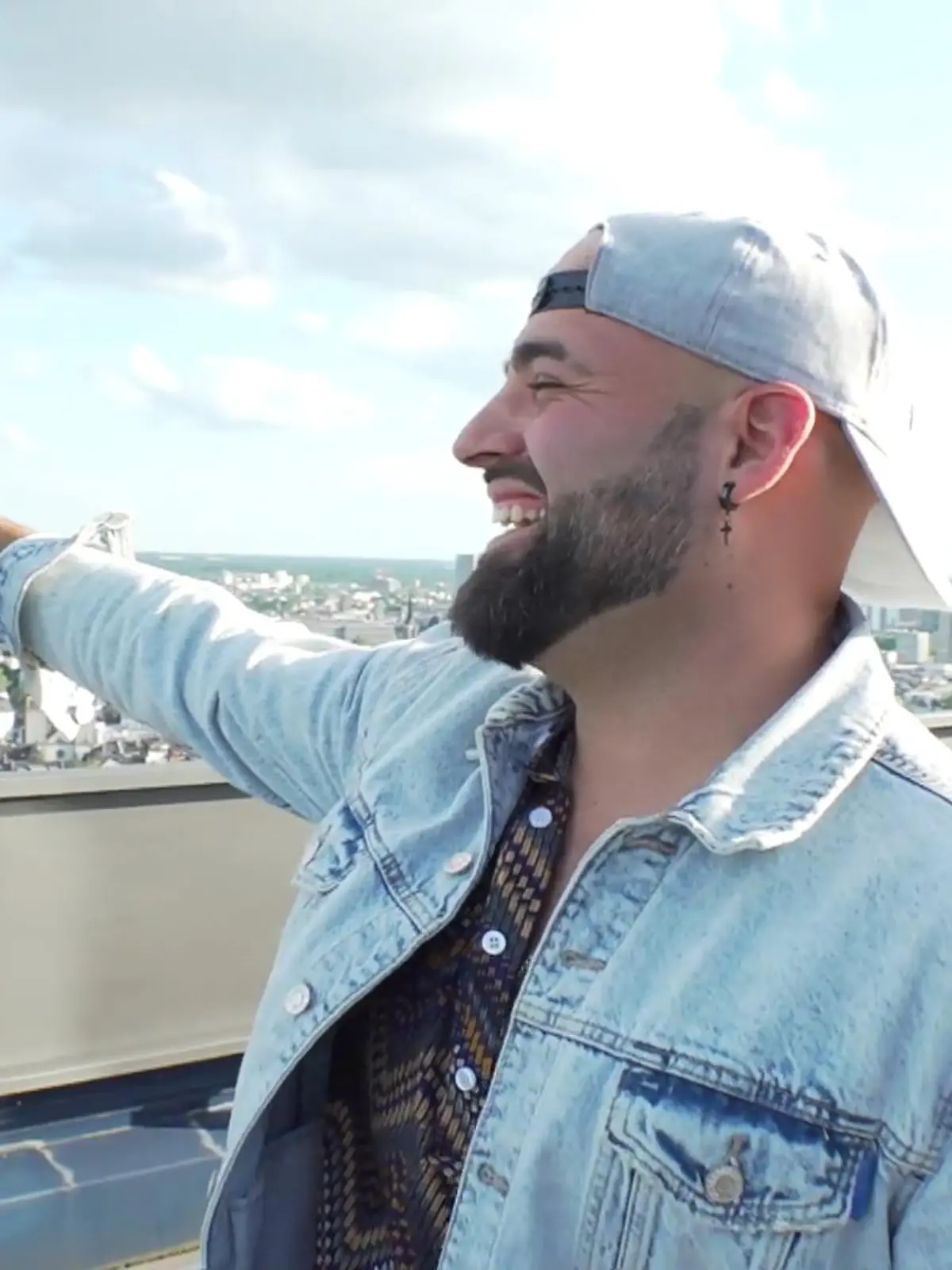 Juan Daniel ist seit 2020 als Popstar bekannt. Der Offenbacher aus dem Stadtteil Bieber hat ein Markenzeichen: Latinoklänge, die an seine spanischen Wurzeln erinnern. Vor mehreren Jahren  hat Juan in Afrika ein Hilfsprojekt gegründet. Wie es dazu kam und was das Waisenheim in Uganda mit seinem Musikvideo zu tun hat - im Video.