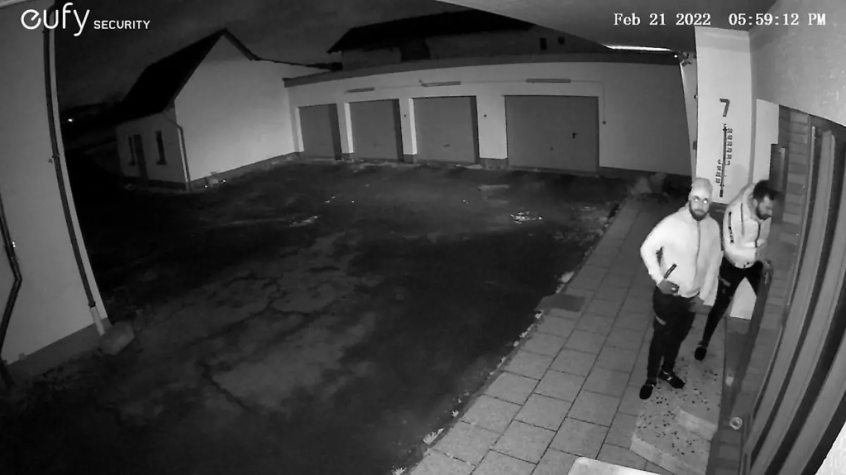 Die Polizei sucht nun offen nach den Einbrechern.