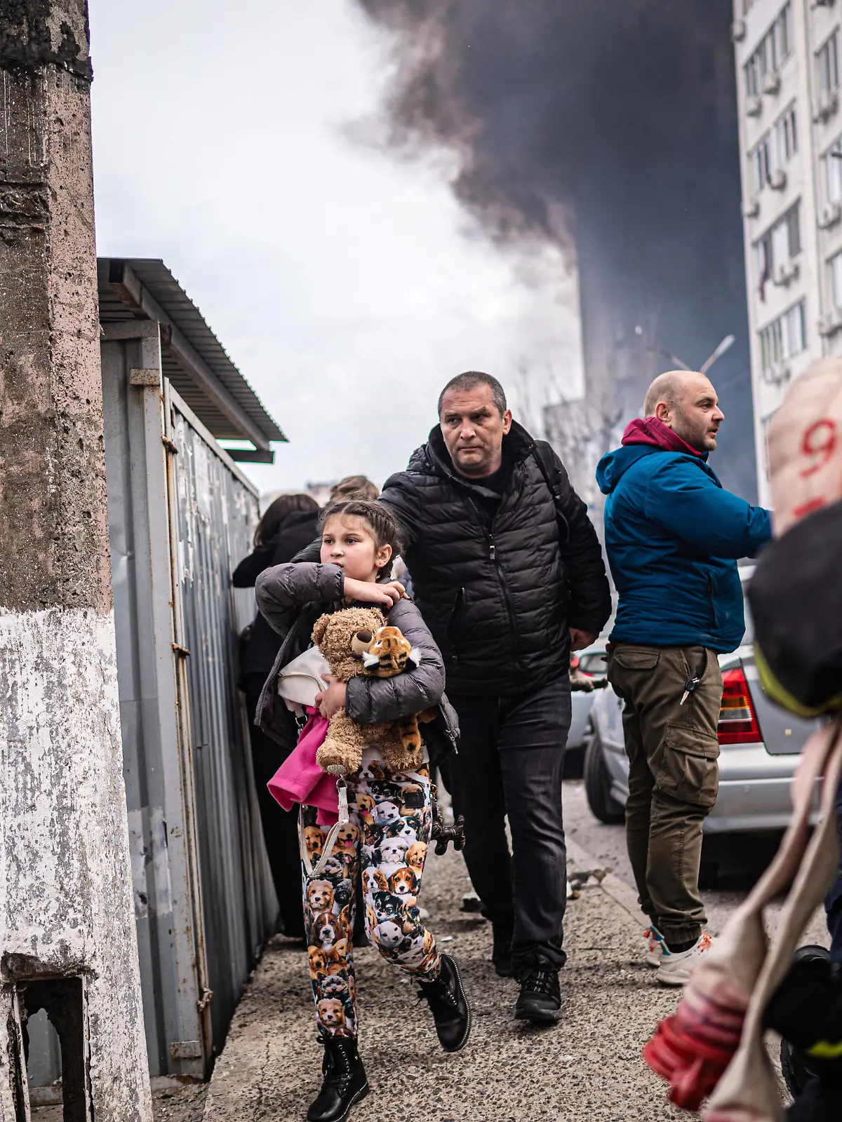 Ukraine war: Airstrike on Odesa UKRAINE, 23.04.2022, Odessa. Ukraine-Krieg: Wohnblock getroffen von einer russischen Luft-Boden-Rakete. Es gab mindestens 8 Tote, darunter ein dreimonatiges Baby und eine schwangere Frau, und 18 Verletze. Feuerwehr und Rettungskräfte bei der Arbeit nur wenige Minuten nach dem Einschlag. Evakuierte Bewohner bringen sich in Sicherheit. Ukraine war: Apartment block hit by a Russian air-to-ground missile. At least 8 people were killed, including a three-month-old baby and a pregnant woman, another 18 people were injured. Firefighters and rescue brigades at work only a few minutes after the strike. Evacuated inhabitants heading for safety.  *** Ukraine war Airstrike on Odesa UKRAINE, 23 04 2022, Odessa Ukraine Copyright: DenisxVejas/EST&OST Vejas22042301