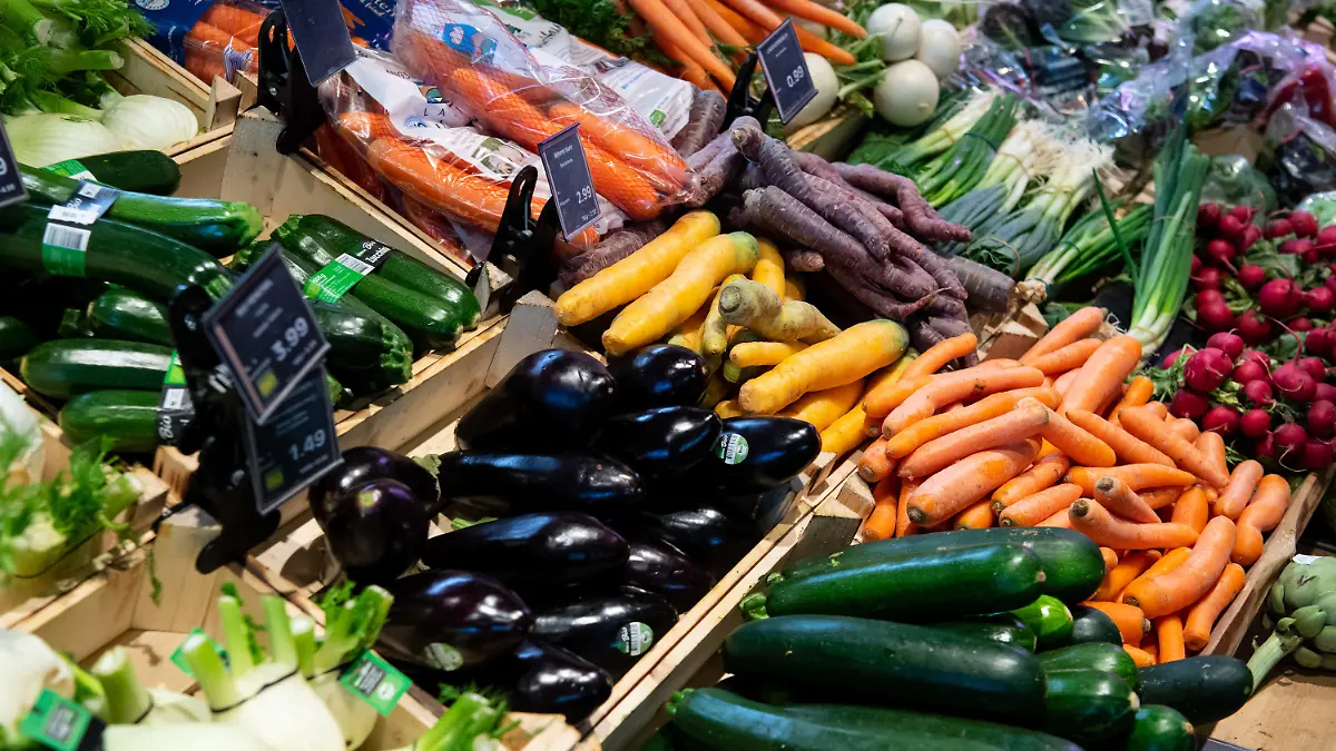 ARCHIV - 13.03.2020, Bayern, Neubiberg: Bio-Gemüse liegt in einem Supermarktregal. Mit Blick auf die starken Kostensteigerungen in verschiedenen Bereichen fordert der Bauernverband höhere Preise für Lebensmittel. (zu dpa: «Bauernverband fordert höhere Lebensmittelpreise») Foto: Sven Hoppe/dpa +++ dpa-Bildfunk +++