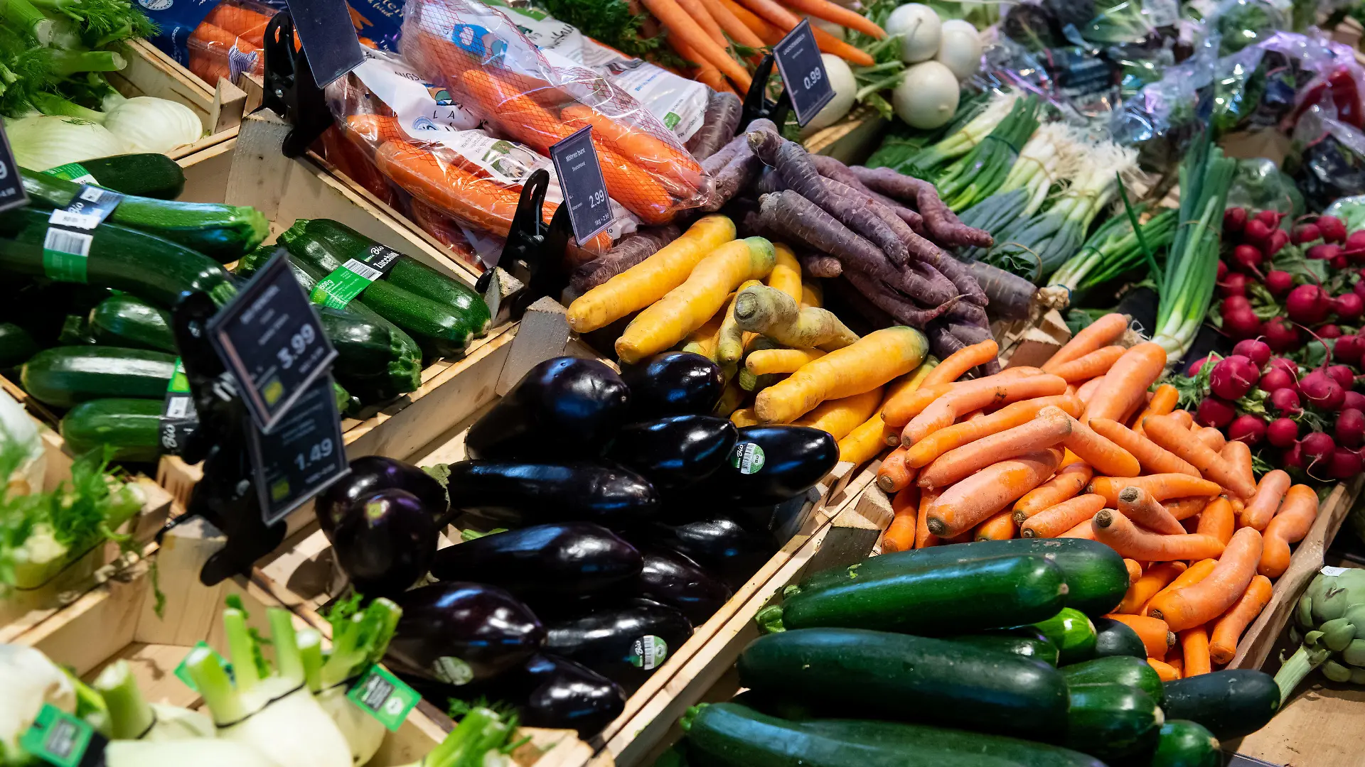 ARCHIV - 13.03.2020, Bayern, Neubiberg: Bio-Gemüse liegt in einem Supermarktregal. Mit Blick auf die starken Kostensteigerungen in verschiedenen Bereichen fordert der Bauernverband höhere Preise für Lebensmittel. (zu dpa: «Bauernverband fordert höhere Lebensmittelpreise») Foto: Sven Hoppe/dpa +++ dpa-Bildfunk +++