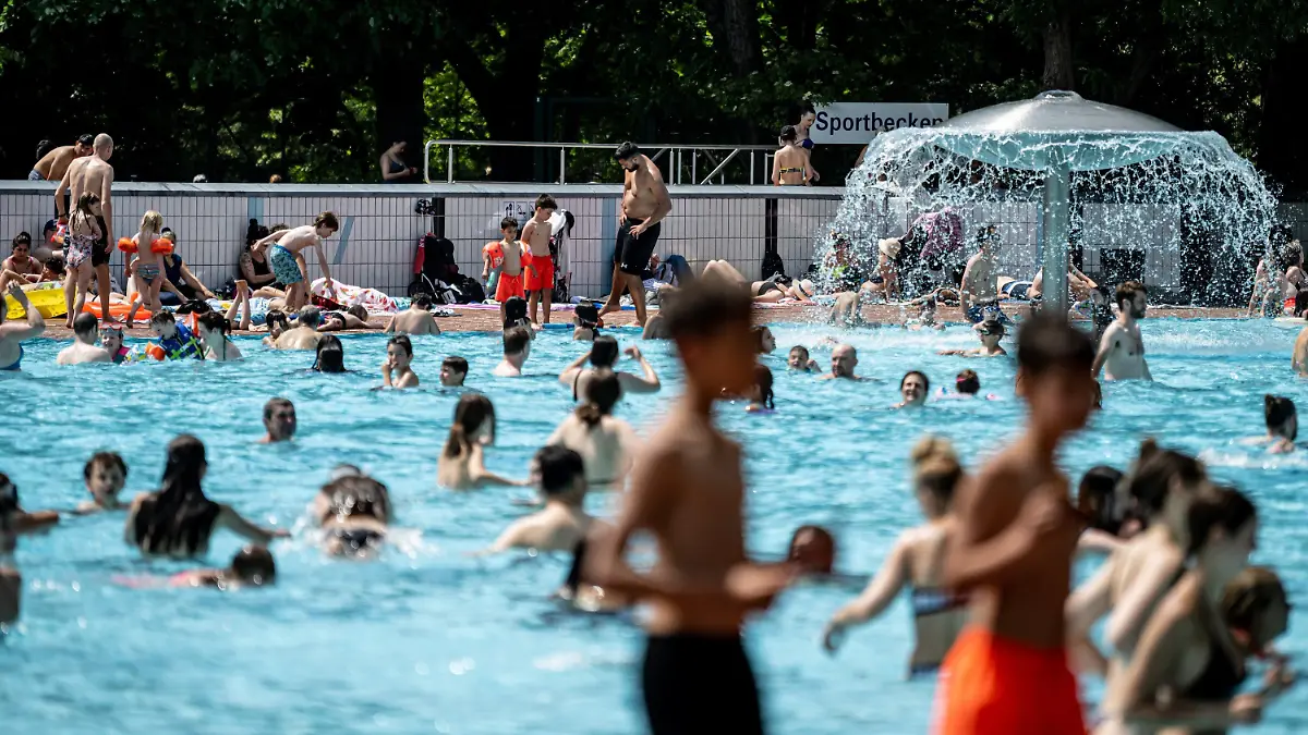 11.06.2023, Berlin: Viele Menschen verbringen den sommerlich warmen Tag im Sommerbad Kreuzberg - Prinzenbad. Foto: Fabian Sommer/dpa +++ dpa-Bildfunk +++