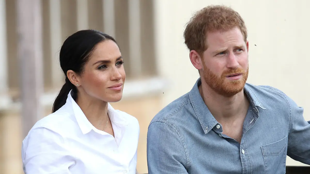 ARCHIV - 17.10.2018, Australien, Dubbo: Prinz Harry und seine Frau Meghan besuchen die Familie Woodley auf der von einer schweren Dürre betroffenen Farm von Mountain View. (zu dpa: «Harry und Meghan kündigen Corona-Hilfsprojekt in Indien an») Foto: Chris Jackson/Press Association/dpa +++ dpa-Bildfunk +++