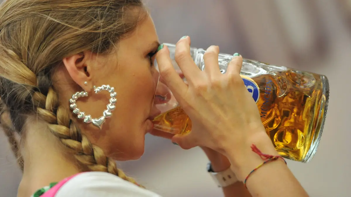 Eine junge Frau trinkt am 22.09.2012 bei der Eröffnung des 179. Oktoberfestes in München (Bayern) aus einem Maßkrug Bier. Die Wiesn gilt als das größte Volksfest der Welt und findet in diesem Jahr vom 22.09. bis 07.10.2012 statt. Foto: Andreas Gebert/dpa +++(c) dpa - Bildfunk+++