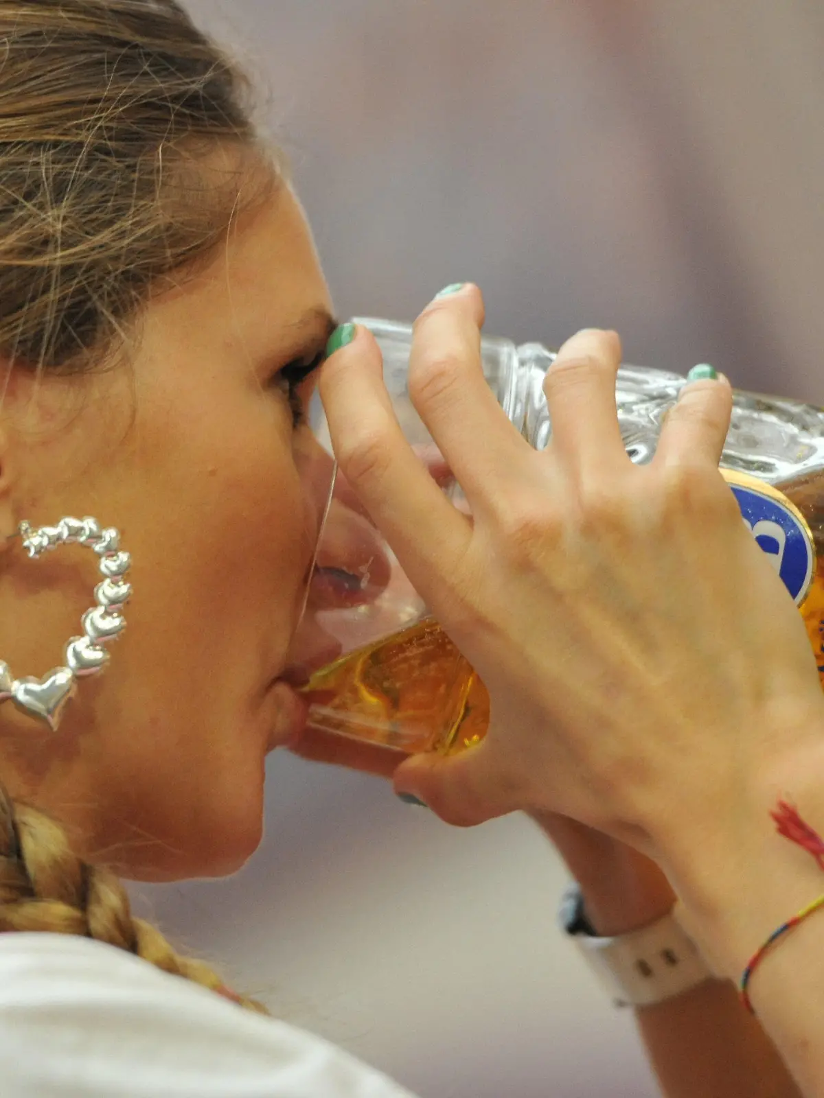 Eine junge Frau trinkt am 22.09.2012 bei der Eröffnung des 179. Oktoberfestes in München (Bayern) aus einem Maßkrug Bier. Die Wiesn gilt als das größte Volksfest der Welt und findet in diesem Jahr vom 22.09. bis 07.10.2012 statt. Foto: Andreas Gebert/dpa  +++(c) dpa - Bildfunk+++