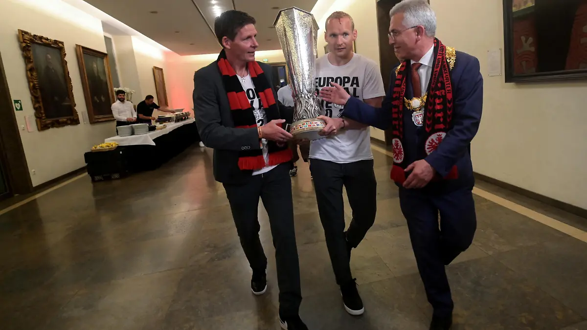 Soccer Football - Eintracht Frankfurt fans celebrate after winning the Europa League Final against Rangers - Frankfurt, Germany - May 19, 2022 Eintracht Frankfurt's Sebastian Rode, coach Oliver Glasner and major Peter Feldmann walk with the cup at the Frankfurt townhall after the team won the Europa League Final against Rangers      Sebastian Gollnow/Pool via REUTERS