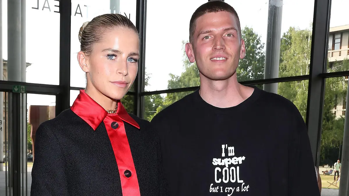 Caro Daur + Boyfriend - Vogue Exclusive Event The Vibrant World of Fashion - Pinakothek der Moderne - Munich - June 21, 2023 - BANG MEDIA INTERNATIONAL FAMOUS PICTURES 28 HOLMES ROAD LONDON NW5 3AB UNITED KINGDOM tel +44 (0) 02 7485 1005 email: paulsmith@bangshowbiz or tom@bangshowbiz.com Photo via Newscom picture alliance