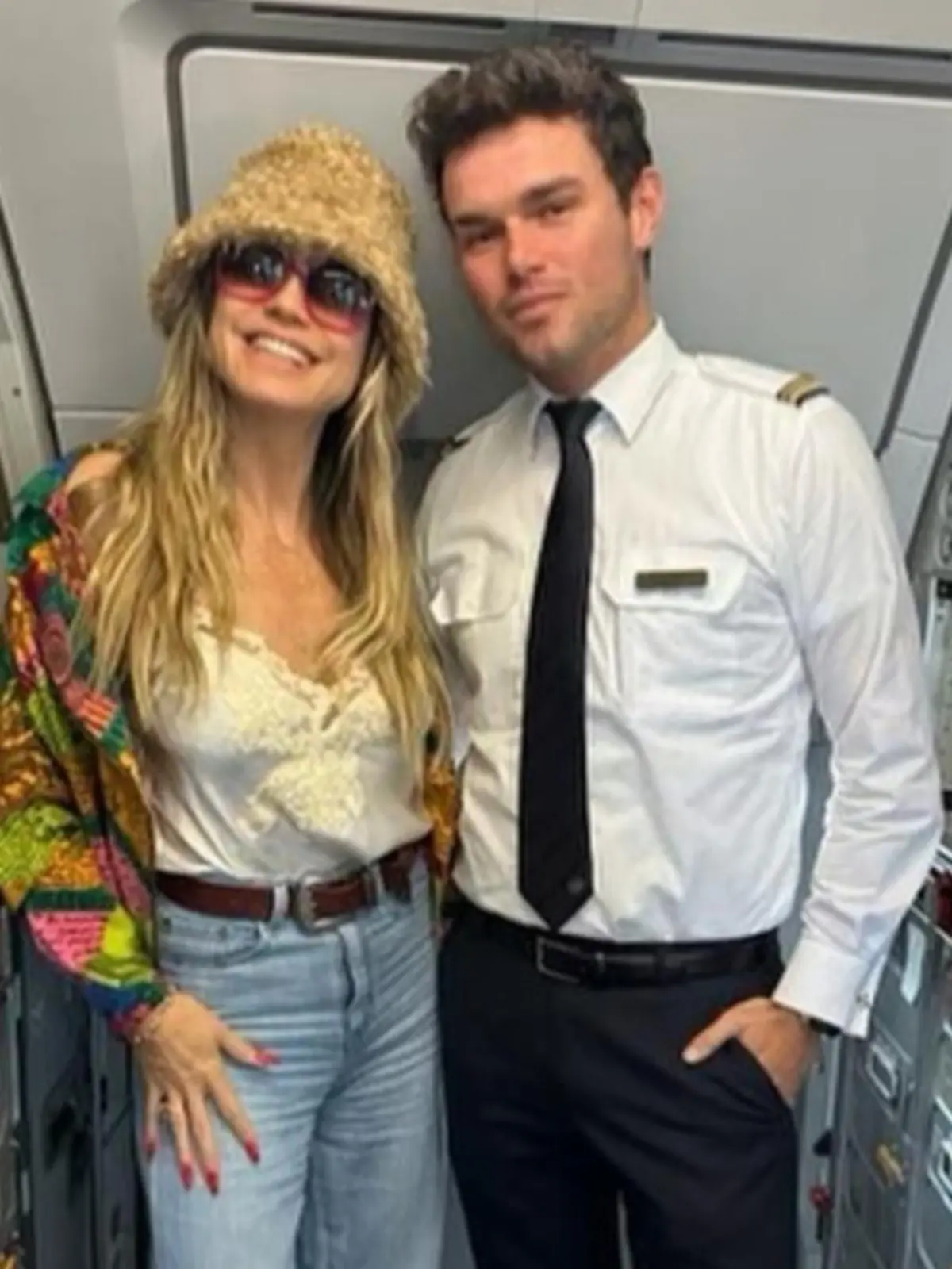 Heidi Klum castet spontan an Bord eines Flugzeuges ihren ersten männlichen GNTM-Kandidaten: Niklas Jandusch.
