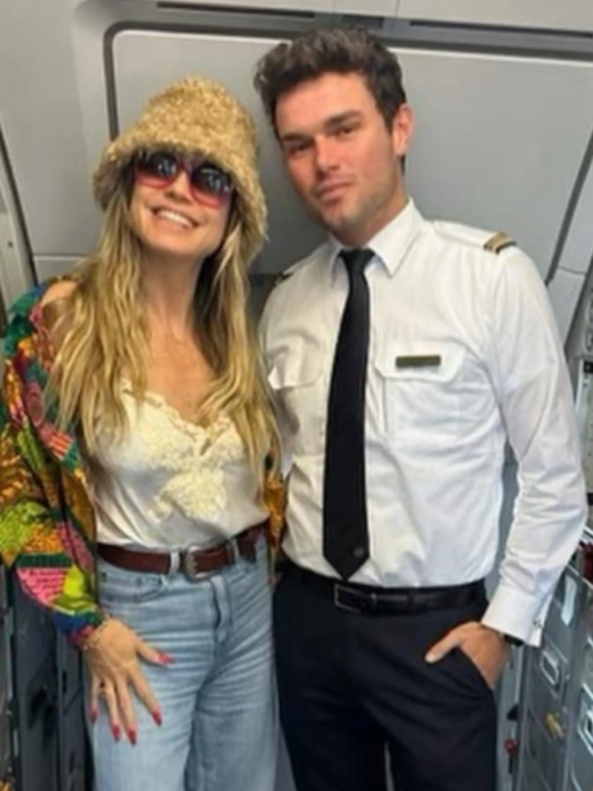 Heidi Klum castet spontan an Bord eines Flugzeuges ihren ersten männlichen GNTM-Kandidaten: Niklas Jandusch.