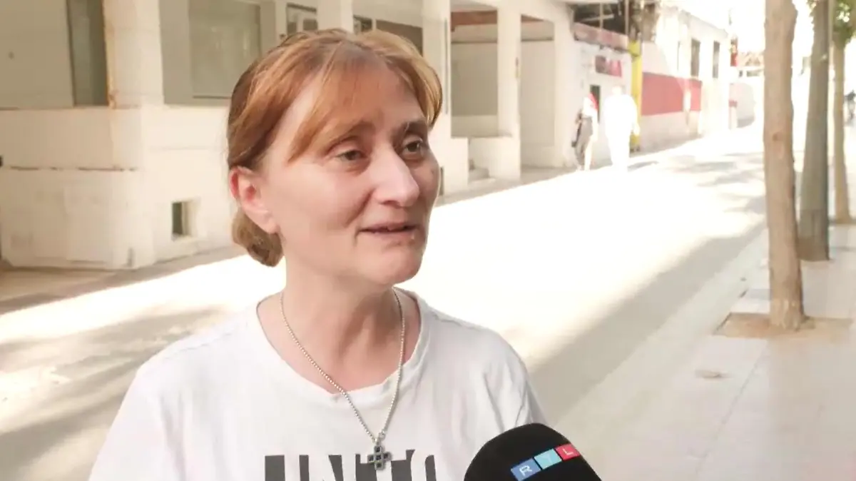Maria besitzt einen Supermarkt gegenüber von dem Hotel.