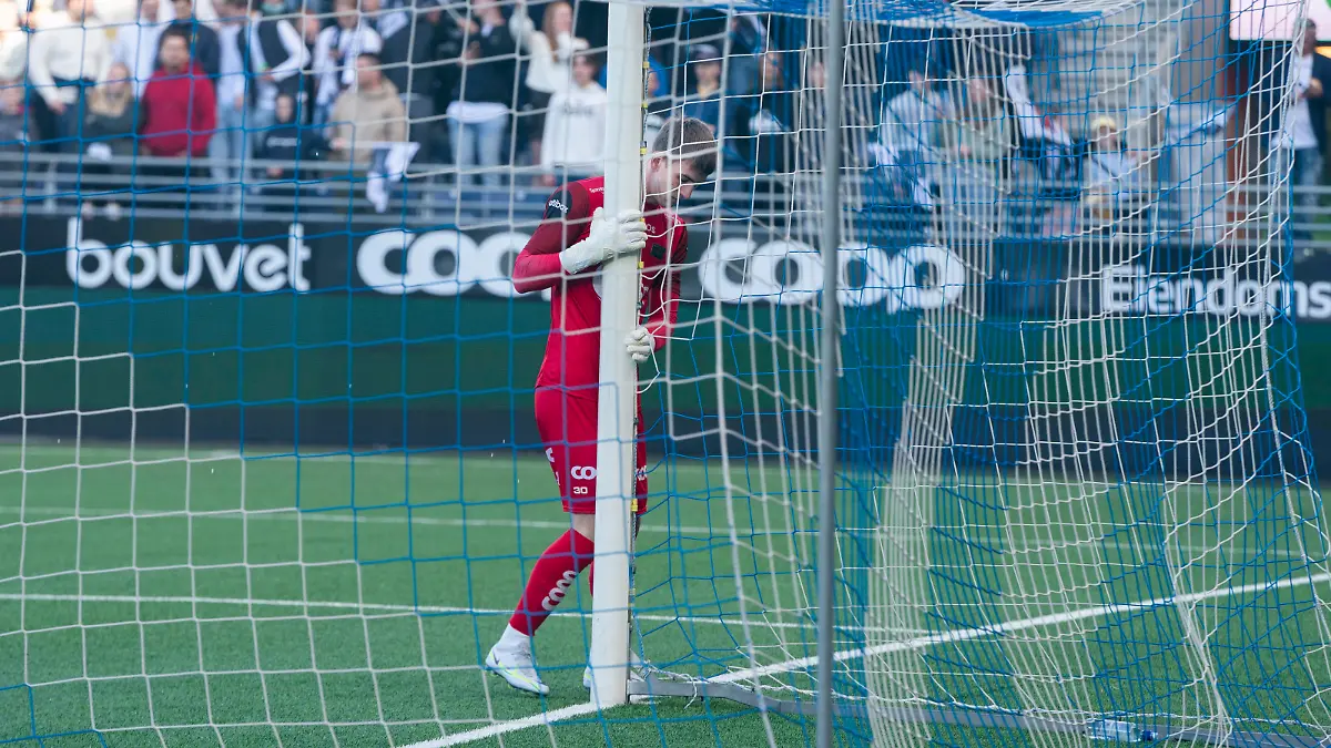2022 SR-Bank Arena, Stavanger. Viking-keeper Patrik Gunnarsson justerer stolpene for å gjøre målet mindre. Fotball, eliteserien, Viking - Jerv 3-0.