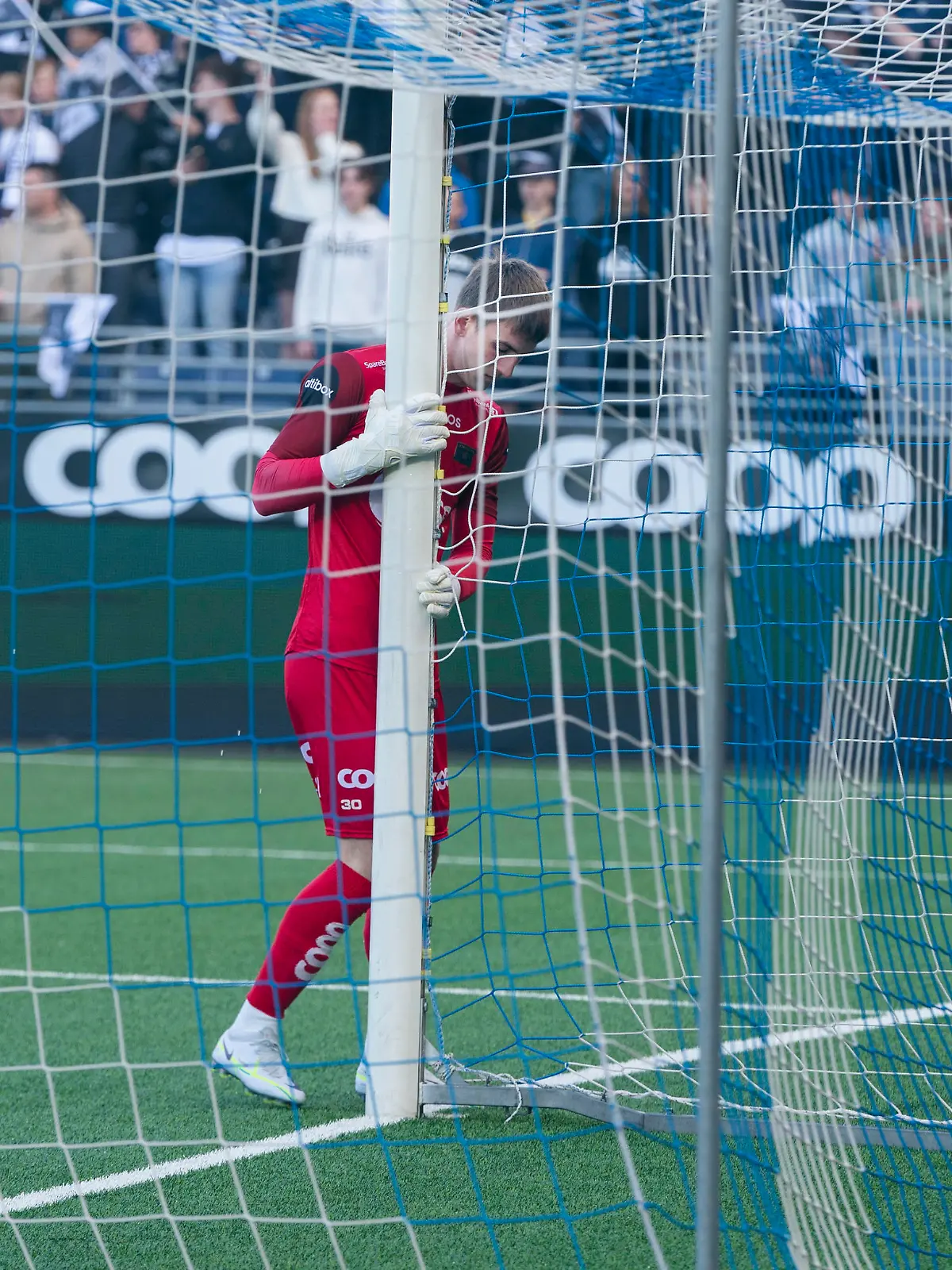 2022 SR-Bank Arena, Stavanger. Viking-keeper Patrik Gunnarsson justerer stolpene for å gjøre målet mindre. Fotball, eliteserien, Viking - Jerv 3-0.