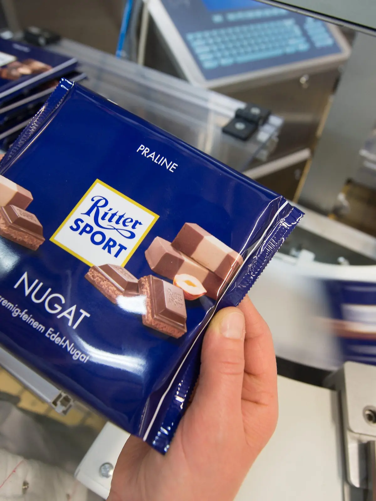 ARCHIV - 16.04.2015, Baden-Württemberg, Waldenbuch: Eine Mitarbeiterin des Schokoladenherstellers Ritter Sport prüft die Verpackung einer Tafel Schokolade. Auch 100 Tage nach Russlands Angriff auf die Ukraine bleiben zahlreiche deutsche Firmen in Russland aktiv. (zu dpa «Darum bleiben einige deutsche Firmen trotz Kritik in Russland») Foto: picture alliance / Marijan Murat/dpa +++ dpa-Bildfunk +++