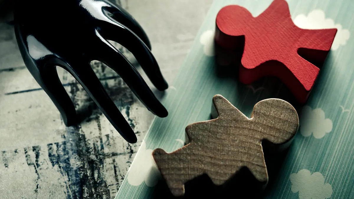 Schwarze Hand und Kinderfiguren, Symbolfoto Missbrauch *** Black hand and child figures, symbol photo abuse