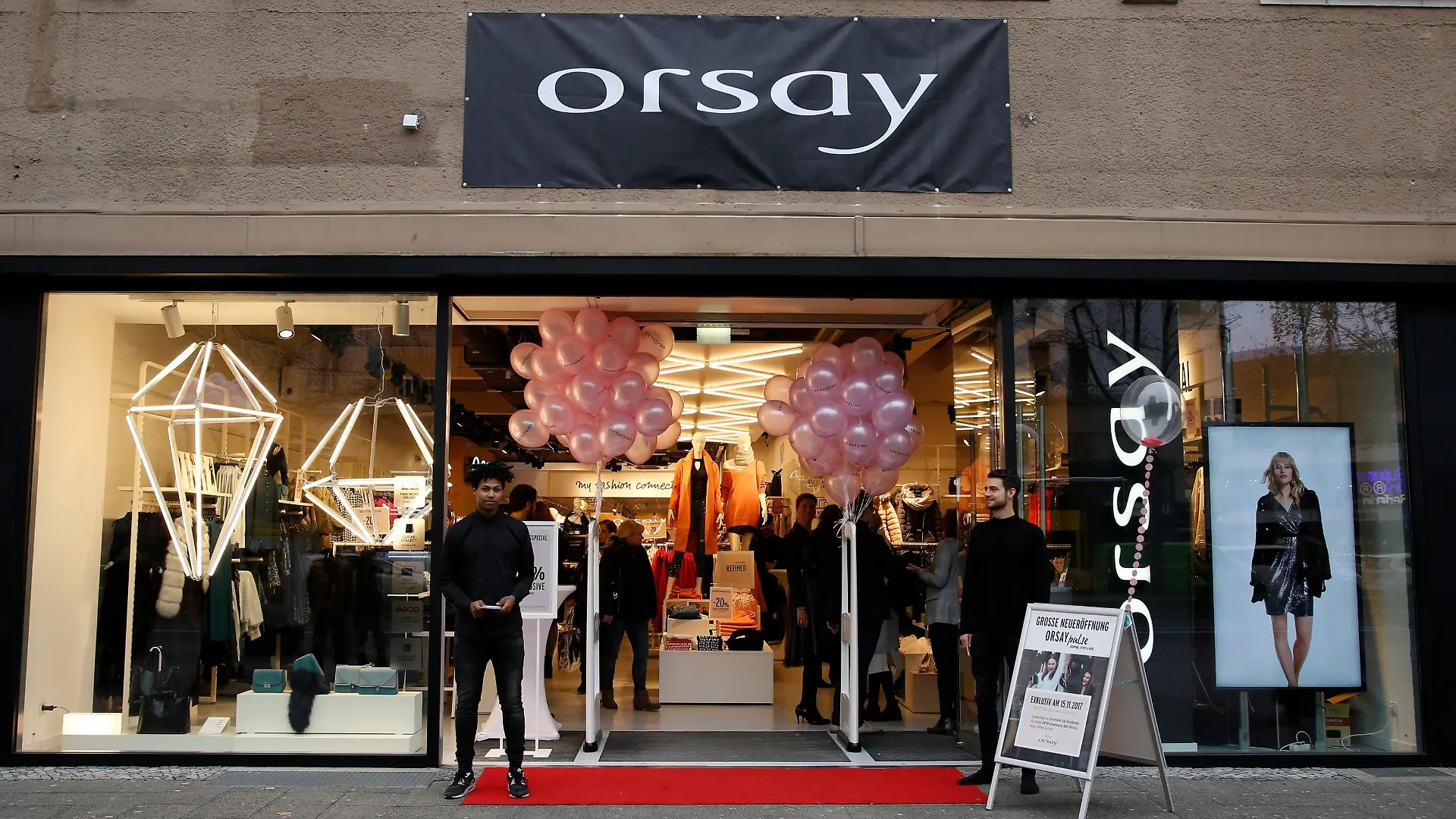 AtmosphÃ_re bei der Neueröffnung des ORSAY pulse Stores am KurfÃ_rstendamm 229 in Berlin.