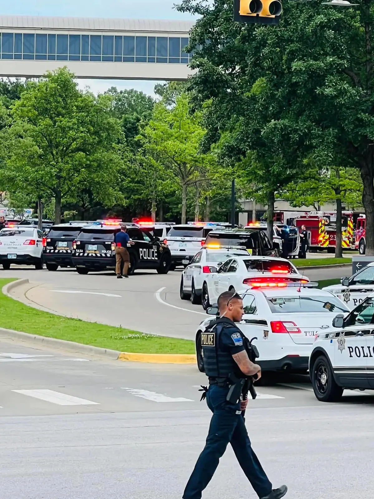 USA, Tote nach Schüssen in Krankenhaus in Tulsa, Oklahoma June 1, 2022, Tulsa, Oklahoma, USA: Multiple people were shot and four people, including the gunman, were killed on Wednesday afternoon at a medical building on a hospital campus. Three people were killed after a gunman opened fire inside an Oklahoma hospital Wednesday, authorities said. Tulsa USA - ZUMA 20220601_new_z03_033 Copyright: xTulsaxPolicexDeparmentx