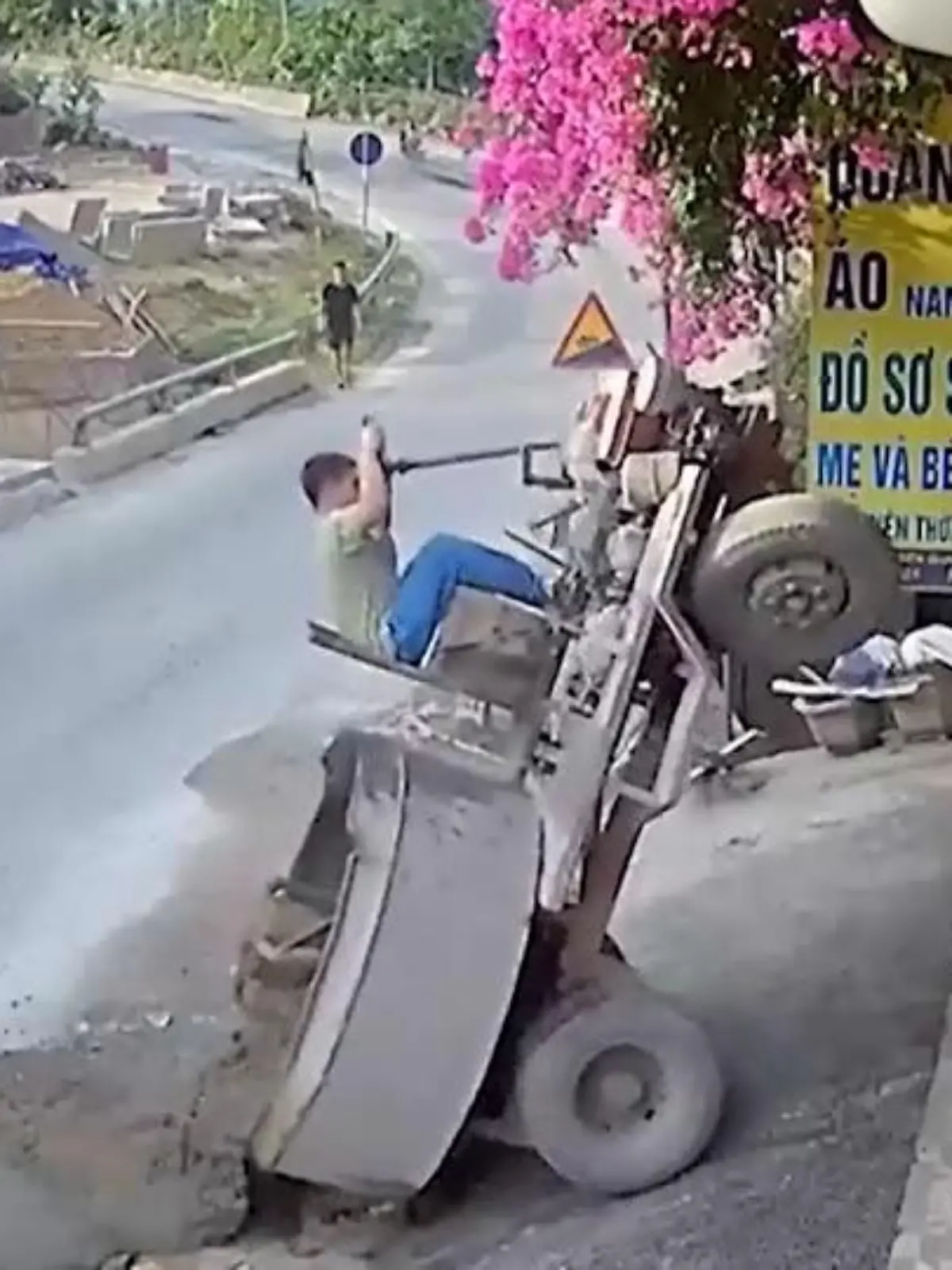 Dieser Mann versucht mit einem Betonmischer eine Rampe heraufzufahren. Mit mäßigem Erfolg.
