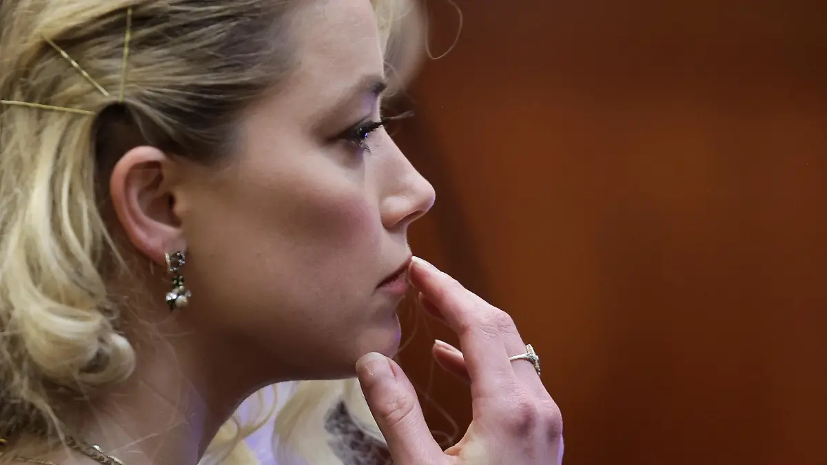 Actor Amber Heard waits before the jury said that they believe she defamed ex-husband Johnny Depp while announcing split verdicts in favor of both her ex-husband Johnny Depp and Heard on their claim and counter-claim in the Depp v. Heard civil defamation trial at the Fairfax County Circuit Courthouse in Fairfax, Virginia, U.S., June 1, 2022. REUTERS/Evelyn Hockstein/Pool