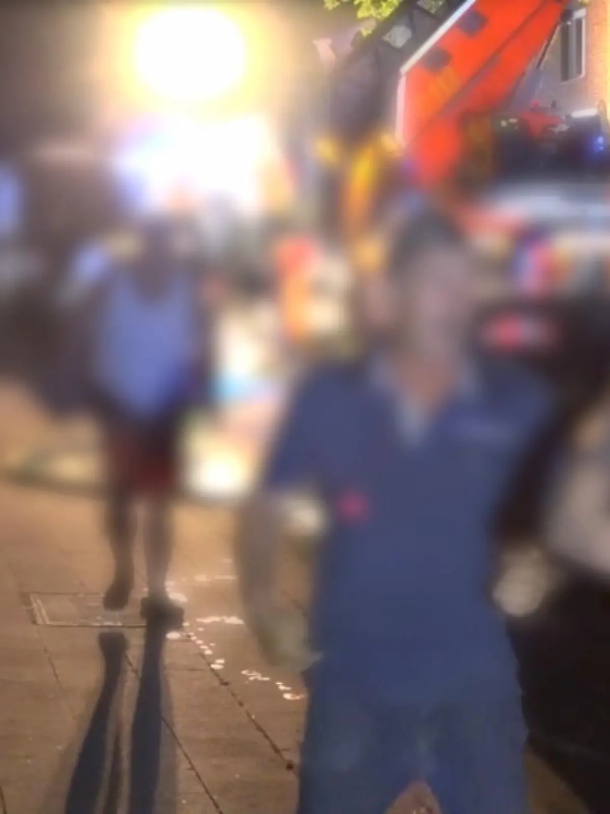 Das hat die Feuerwehr in Mönchengladbach vermutlich nicht kommen sehen. Während sie einen Brand in einem Mehrfamilienhaus löschen wollen, gehen betrunkene Schaulustige auf der Straße aufeinander los. Die Polizei muss schließlich eingreifen.
