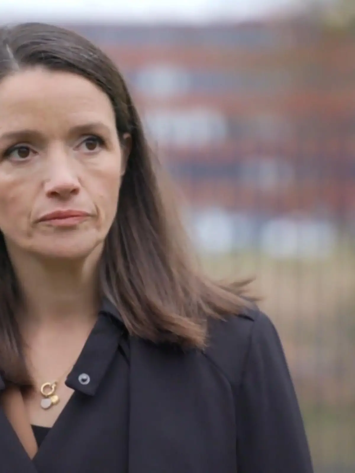 Jennifer Steinkamp bekommt mit, dass Finn und Imani über eine Koma-Patientin miteinander sprechen. Dabei erfährt Jennifer, dass nicht Finn, sondern die Putzfrau Imani den Luftröhrenschnitt bei der Patientin gesetzt hat, weil es ein absoluter Notfall war. Als Konsequenz setzt Jennifer Imani vor die Tür.