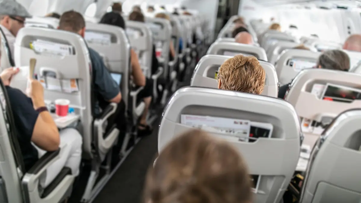 Tausende Menschen fliegen regelmäßig.