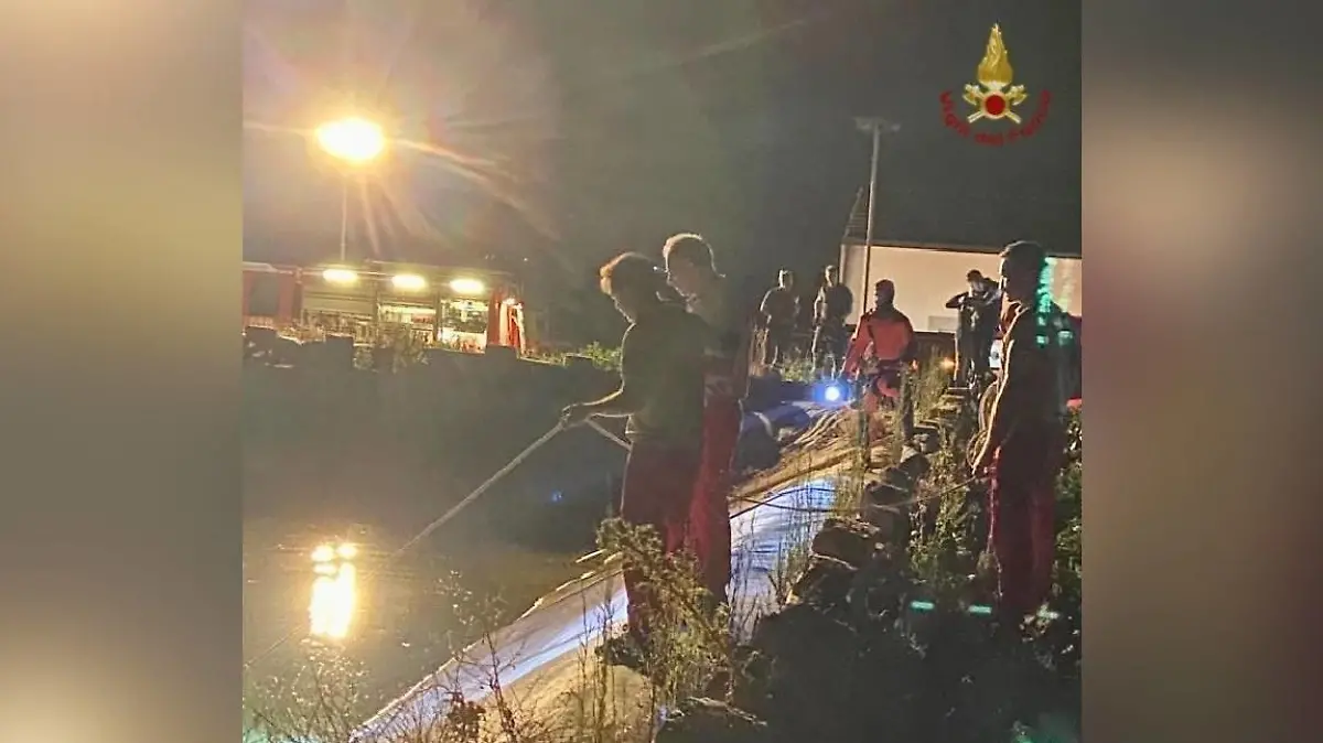 Rettungskräfte an einem Bewässerungsbecken in Italien