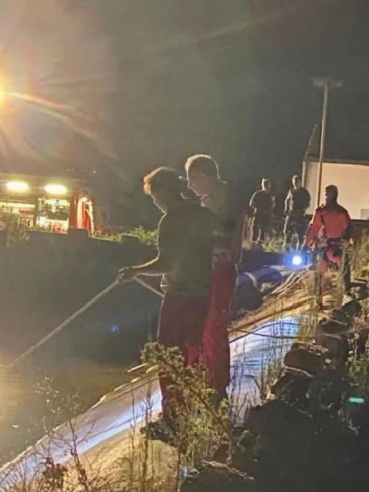 Rettungskräfte an einem Bewässerungsbecken in Italien