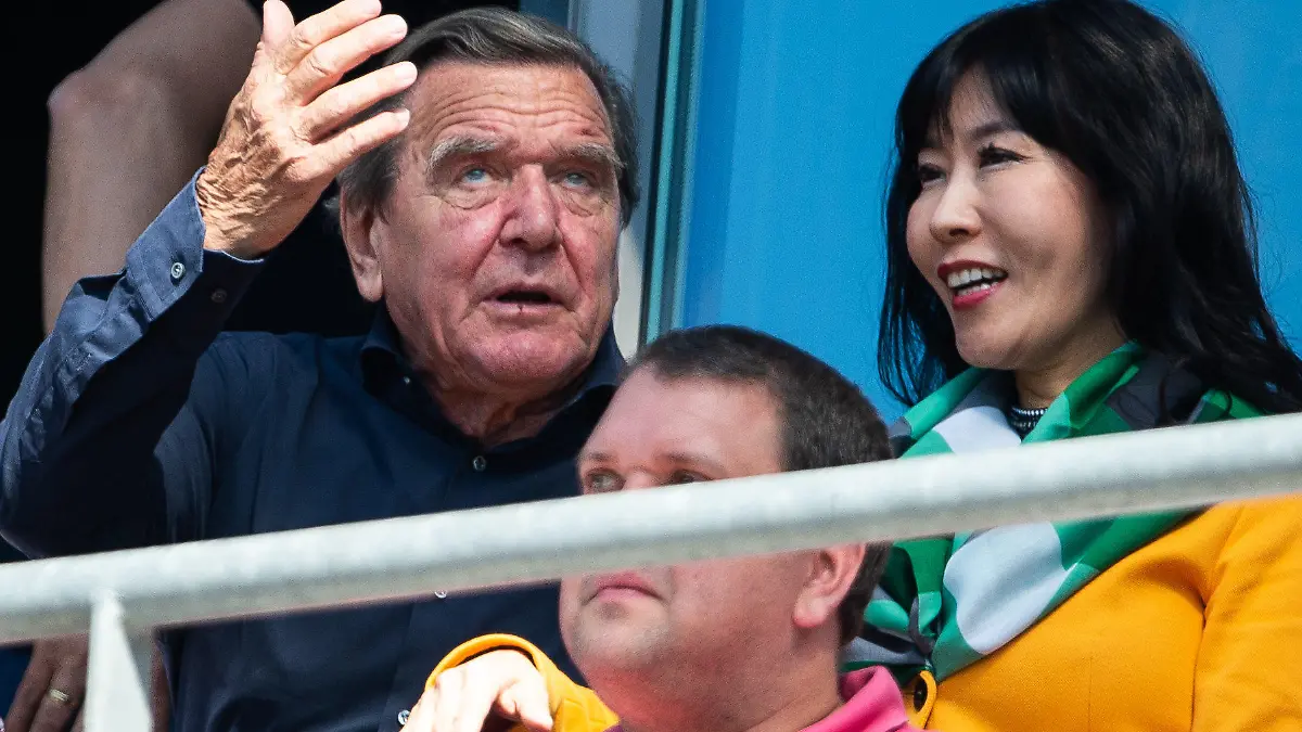 21.04.2018, Niedersachsen, Hannover: Fußball Bundesliga, 31. Spieltag: Hannover 96 - FC Bayern München in der HDI-Arena. Ex-Bundeskanzler Gerhard Schröder (SPD) ist mit seiner Freundin So Yeon Kim im Stadion. Foto: Swen Pförtner/dpa - WICHTIGER HINWEIS: Aufgrund der Akkreditierungsbestimmungen der DFL ist die Publikation und Weiterverwertung im Internet und in Online-Medien während des Spiels auf insgesamt fünfzehn Bilder pro Spiel begrenzt. +++ dpa-Bildfunk +++