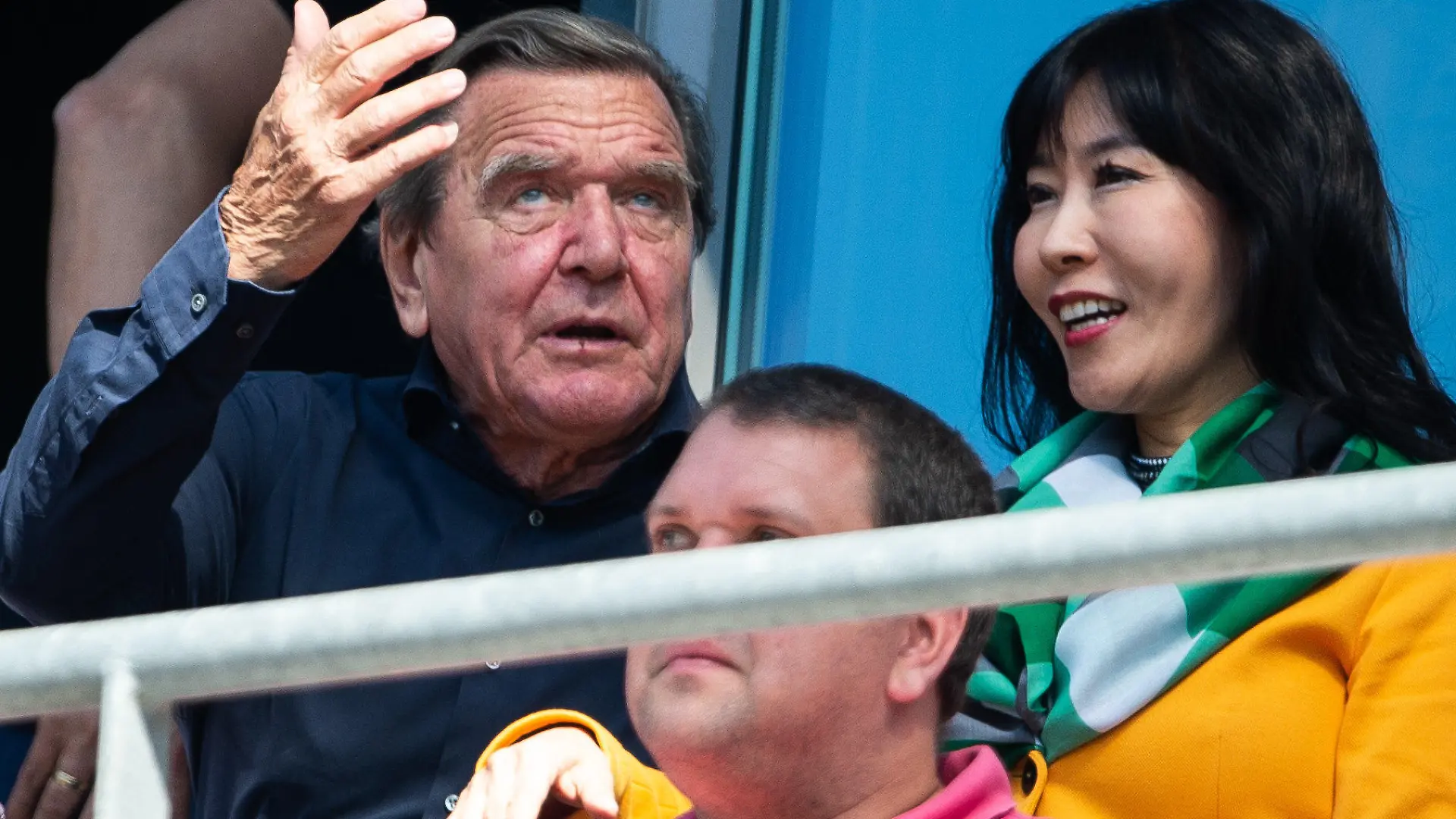 21.04.2018, Niedersachsen, Hannover: Fußball Bundesliga, 31. Spieltag: Hannover 96 - FC Bayern München in der HDI-Arena. Ex-Bundeskanzler Gerhard Schröder (SPD) ist mit seiner Freundin So Yeon Kim im Stadion. Foto: Swen Pförtner/dpa - WICHTIGER HINWEIS: Aufgrund der Akkreditierungsbestimmungen der DFL ist die Publikation und Weiterverwertung im Internet und in Online-Medien während des Spiels auf insgesamt fünfzehn Bilder pro Spiel begrenzt. +++ dpa-Bildfunk +++