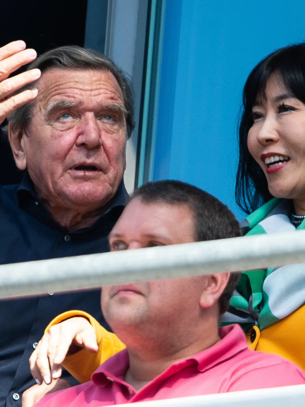 21.04.2018, Niedersachsen, Hannover: Fußball Bundesliga, 31. Spieltag: Hannover 96 - FC Bayern München in der HDI-Arena. Ex-Bundeskanzler Gerhard Schröder (SPD) ist mit seiner Freundin So Yeon Kim im Stadion. Foto: Swen Pförtner/dpa - WICHTIGER HINWEIS: Aufgrund der Akkreditierungsbestimmungen der DFL ist die Publikation und Weiterverwertung im Internet und in Online-Medien während des Spiels auf insgesamt fünfzehn Bilder pro Spiel begrenzt. +++ dpa-Bildfunk +++