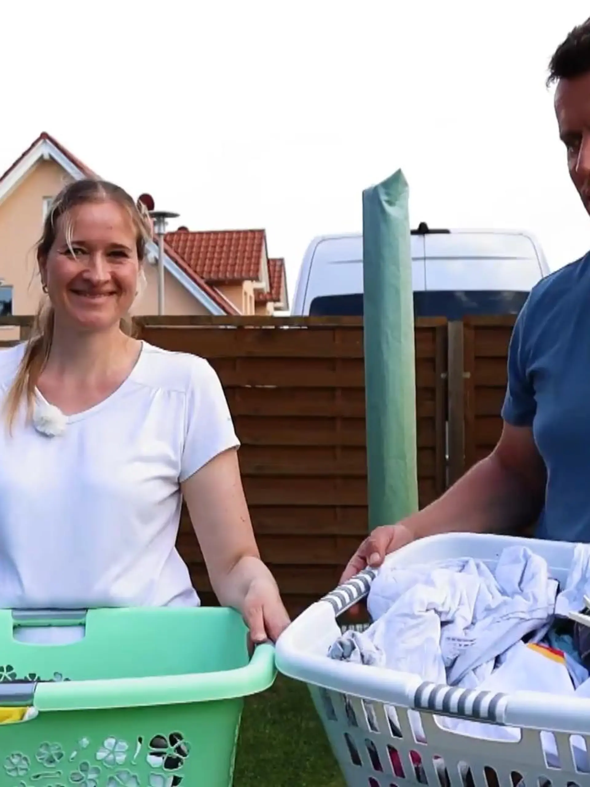Im Moment wird gefühlt alles teurer. Auch vor Waschmittel macht der Preishammer keinen Halt – im Schnitt 22 Prozent mehr müssen wir dafür bezahlen. Je nach dem wie viel Sie waschen, gibt es da eine Menge Einsparpotential. Im Video zeigen wir Ihnen, mit welchen einfachen Tricks, Sie beim Waschen mehrere hundert Euro im Jahr sparen können.
