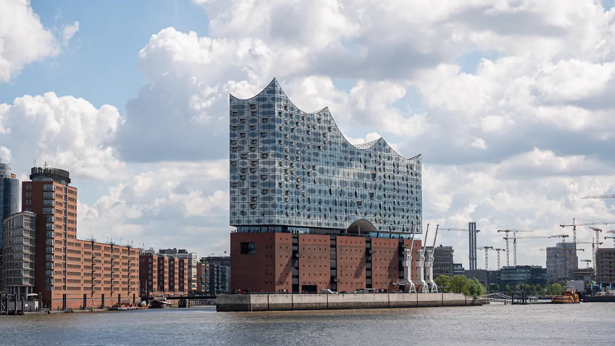 25.05.2022, Hamburg: Die Elbphilharmonie im Hamburger Hafen. Für den Besuch der beliebten Aussichtsplattform in der Hamburger Elbphilharmonie könnte bald Eintritt fällig werden. Foto: Daniel Reinhardt/dpa +++ dpa-Bildfunk +++