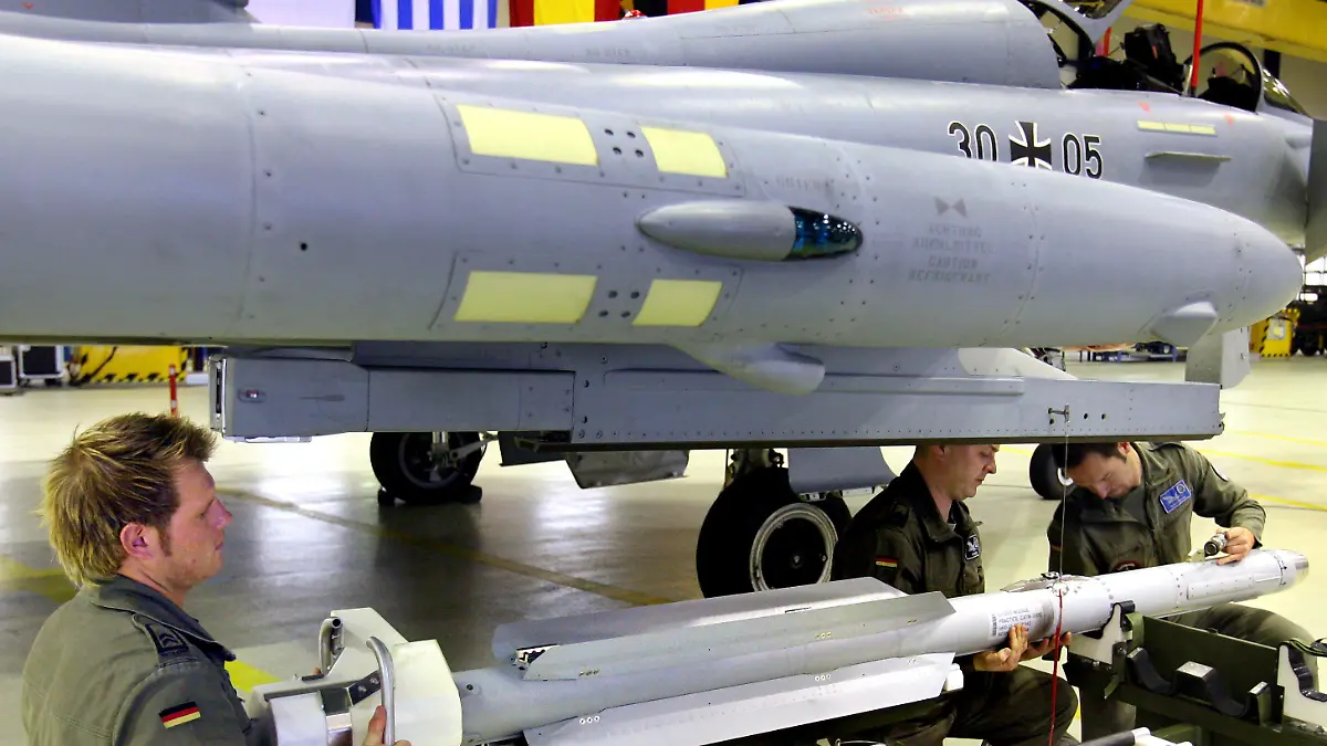 ARCHIV - 05.12.2005, Mecklenburg-Vorpommern, Laage: Auf dem Fliegerhorst Rostock-Laage wird an einem Eurofighter des Jagdgeschwaders 73 "S" die erste Luft-Luft-Rakete vom damals neu entwickelten Typ IRIS-T montiert. Bundeskanzler Scholz (SPD) hat der Ukraine die Lieferung eines modernen Flugabwehrsystems zugesagt. Außerdem werde den ukrainischen Streitkräften ein Ortungsradar zur Verfügung gestellt, das Artillerie aufklären könne, sagte Scholz am Mittwoch im Bundestag. Foto: Bernd Wüstneck/dpa +++ dpa-Bildfunk +++