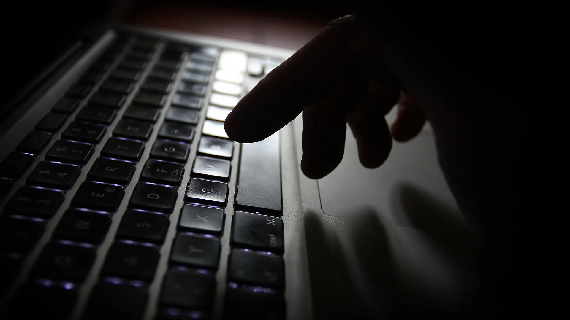 ARCHIV - 12.07.2014, Bayern, Kaufbeuren: ILLUSTRATION - Ein Mann bedient einen Laptop. Verbraucherschützer in Deutschland haben vor dubiosen Streaming-Portalen gewarnt, die vermeintlich Kinofilme und TV-Serien anbieten. Die Internet-Anwender würden mit falschen Versprechungen auf Fake-Portale gelockt und dann mit hohen Rechnung für angeblich zustande gekommene Abonnement-Verträge unter Druck gesetzt. (zu dpa: «Verbraucherschützer: Dubiose Streaming-Portale locken in Abo-Fallen») Foto: Karl-Josef Hildenbrand/dpa +++ dpa-Bildfunk +++